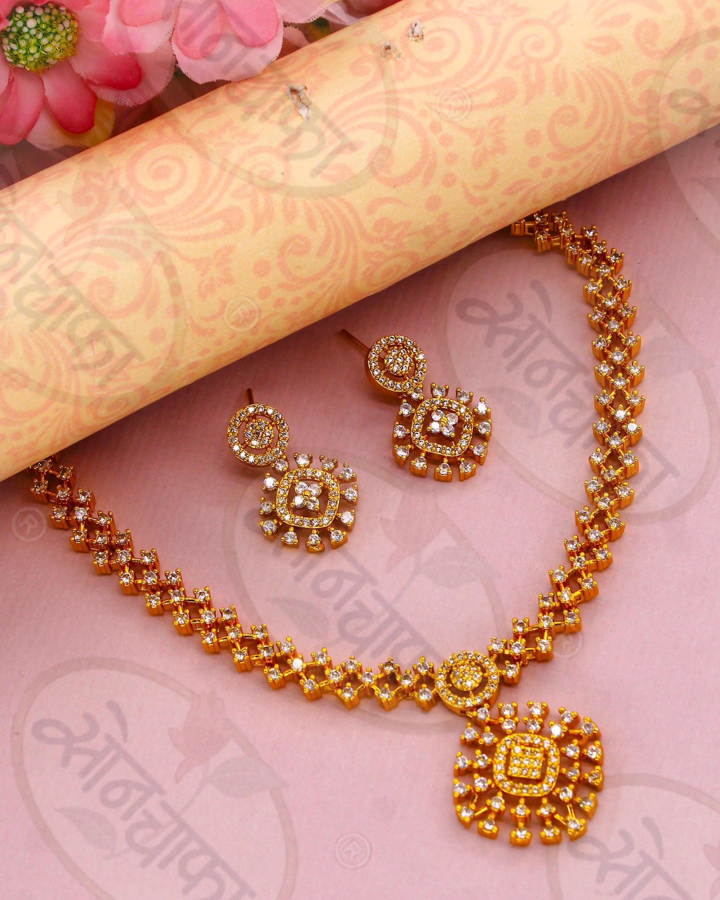 GLOSSY ANTIQUE NECKLACE