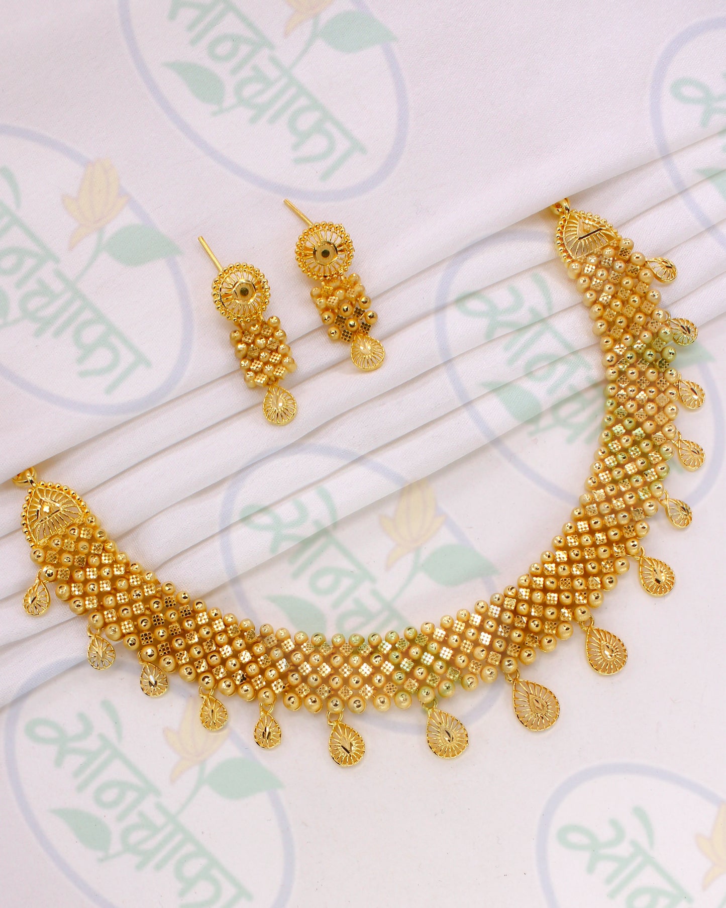 GLAMOROUS GOLD PLATED NECKLACE