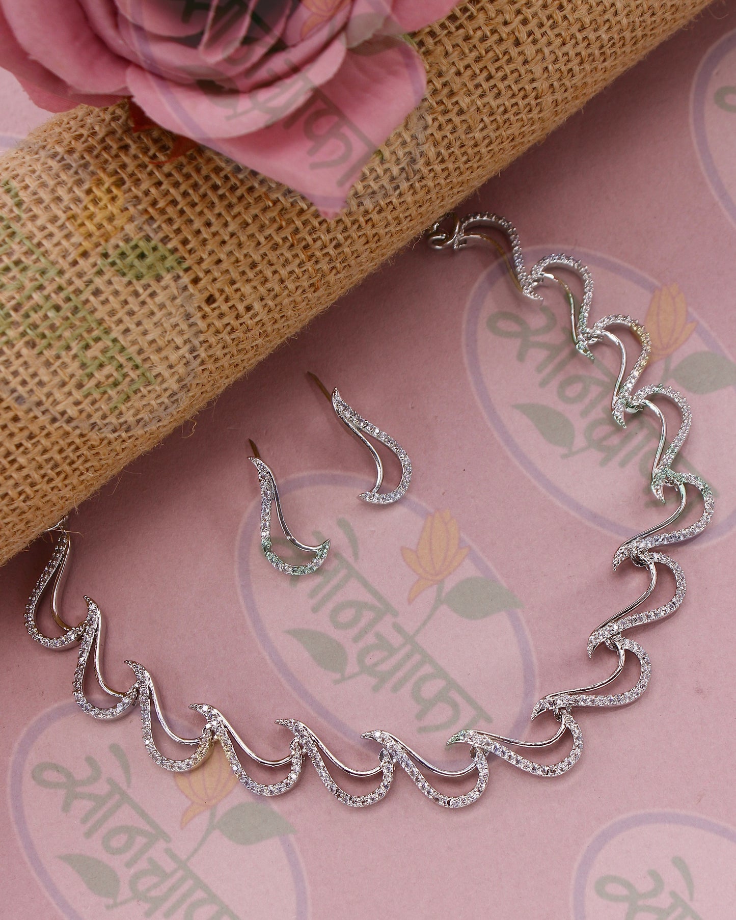 PRETTY DIAMOND NECKLACE
