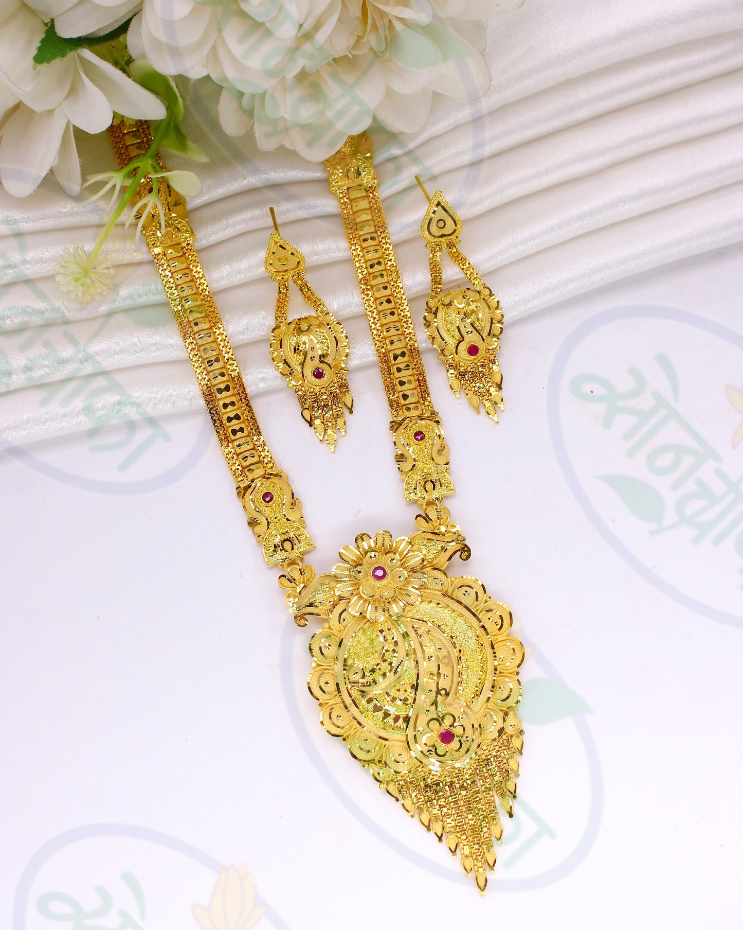 GLAMOROUS GOLD PLATED NECKLACE