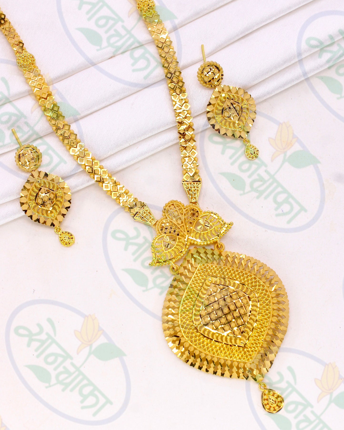 ALLURING GOLD PLATED NECKLACE SET