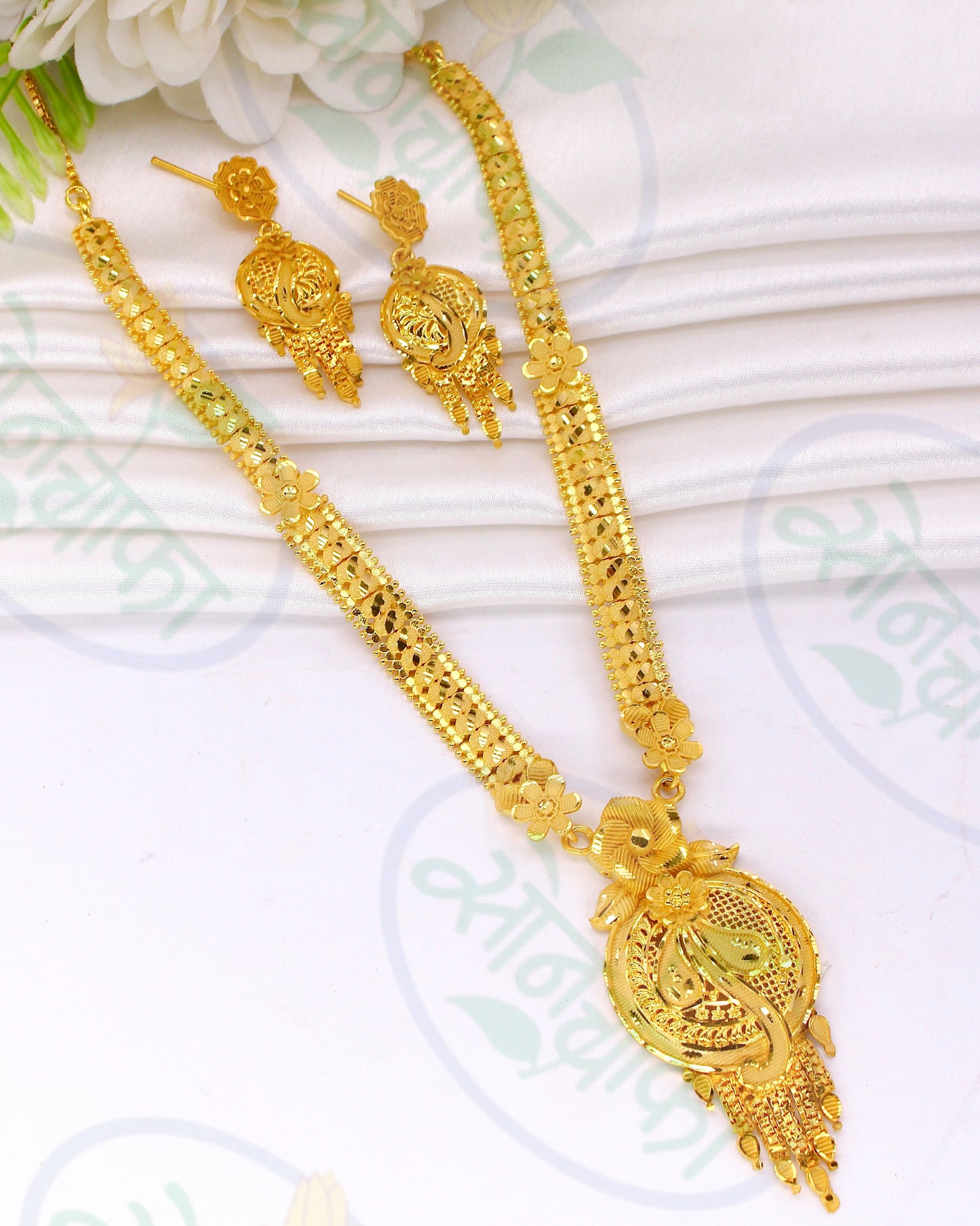 GRACEFUL LEAFY FLORAL NECKLACE