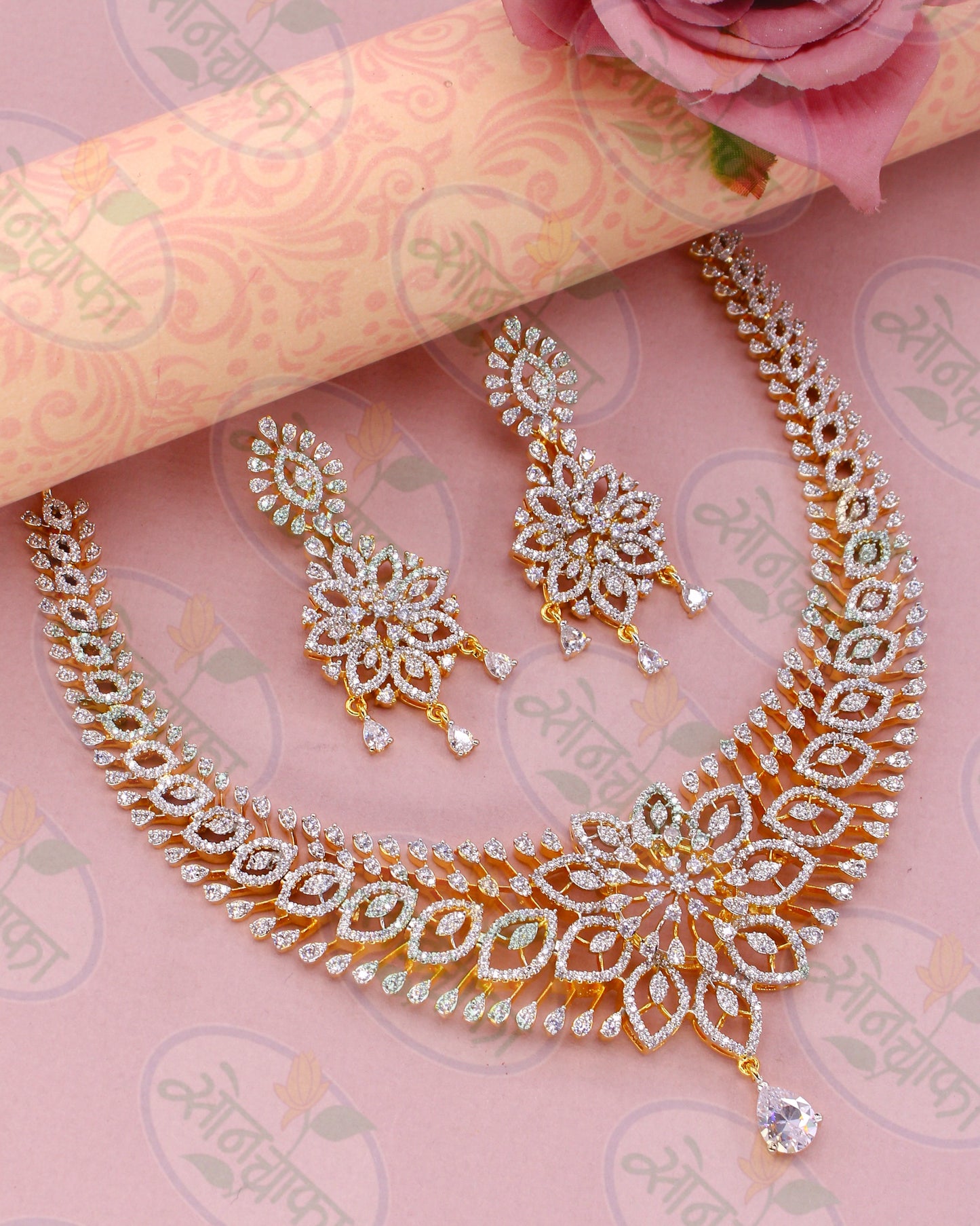 MODERN AND ENTICING DIAMOND NECKLACE