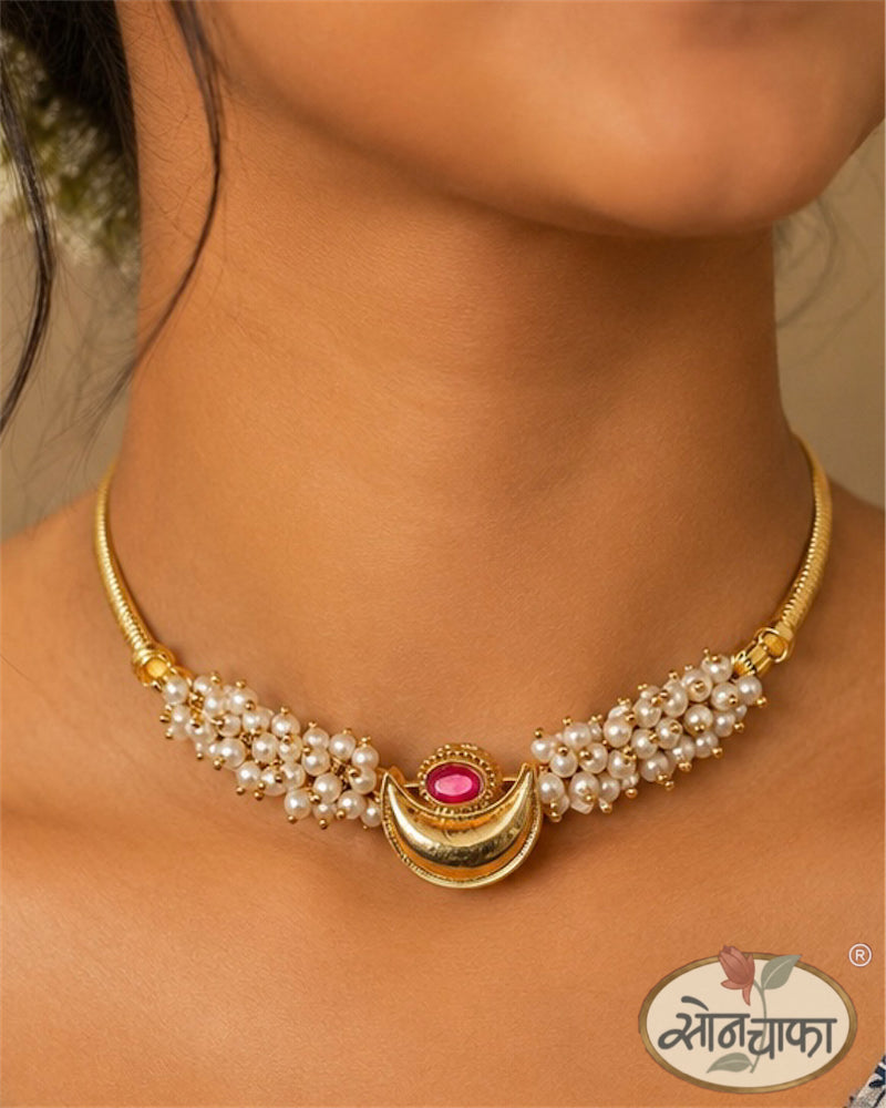 GRACEFUL HAL-MOON SARI NECKLACE