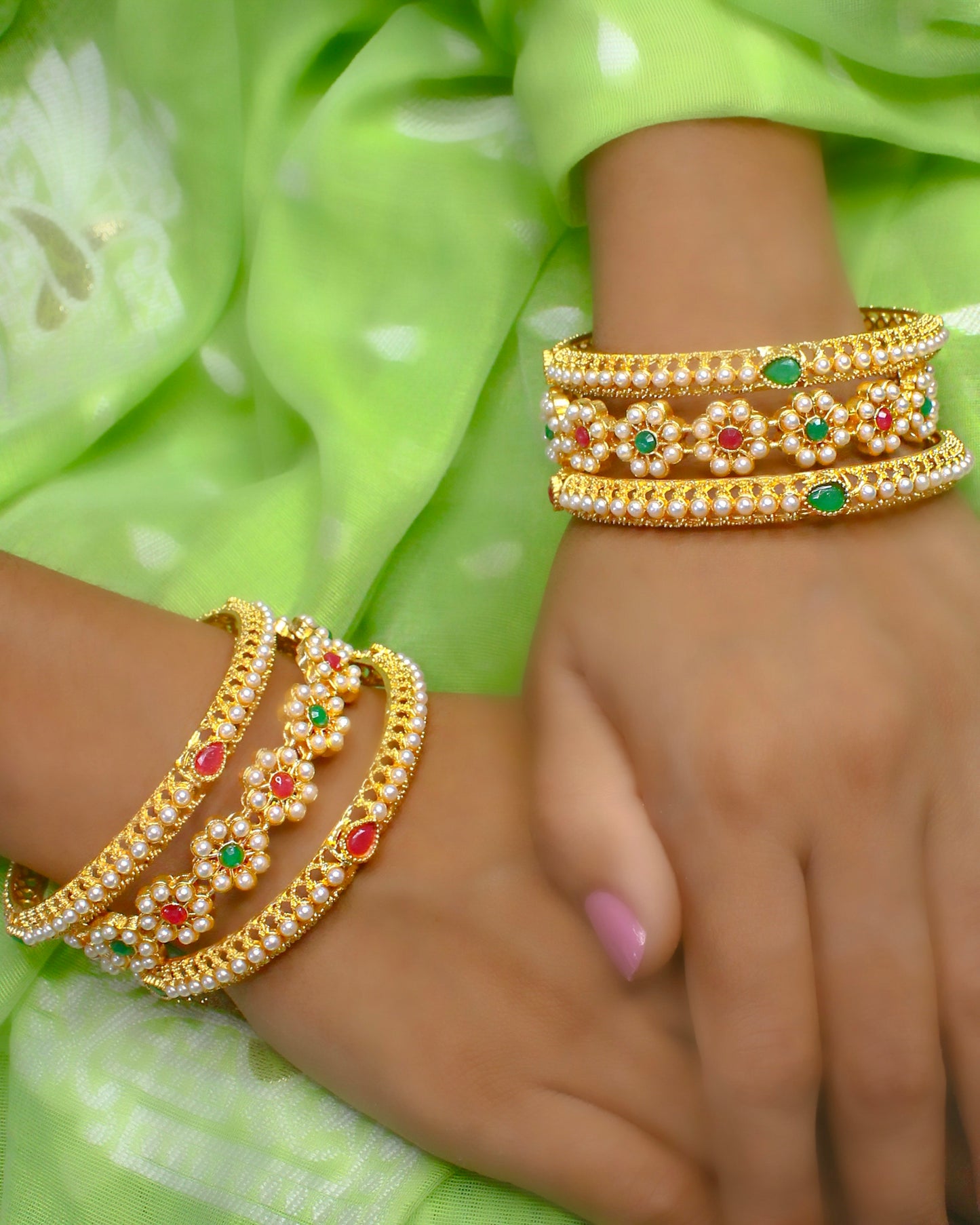 GRACEFUL PEARL BANGLES