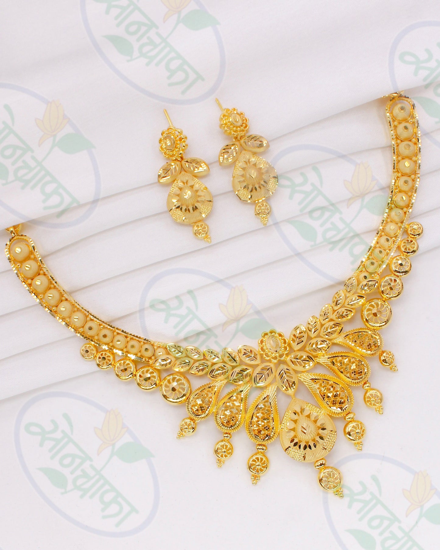 BRILLIANT GOLD PLATED NECKLACE