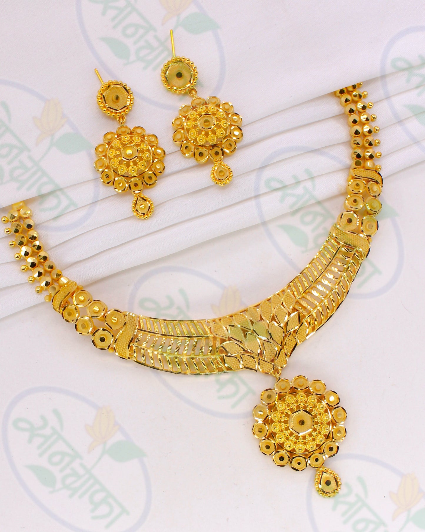STRIKING GOLD NECKLACE