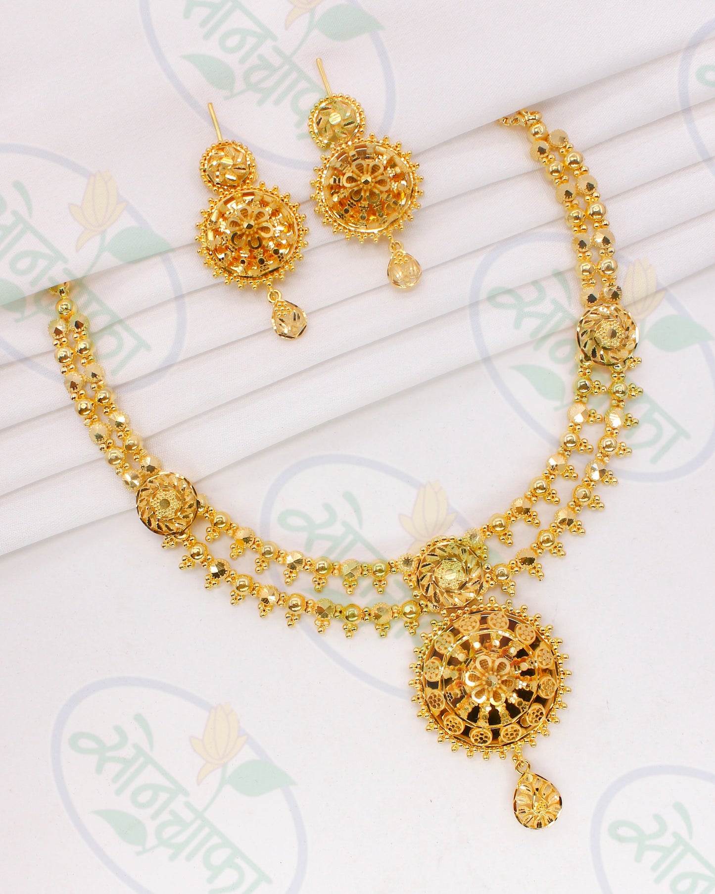 IMPRESSIVE GOLD PLATED NECKLACE