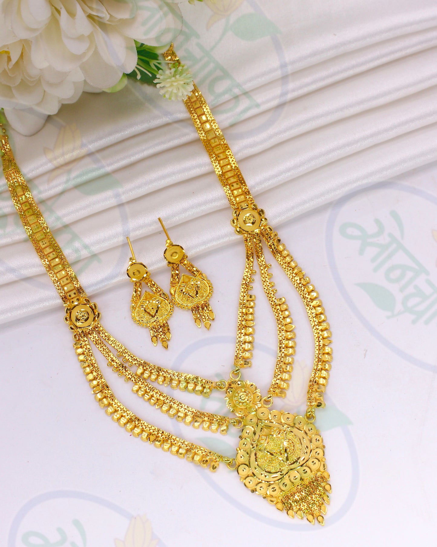CAPTIVATING GOLD PLATED NECKLACE