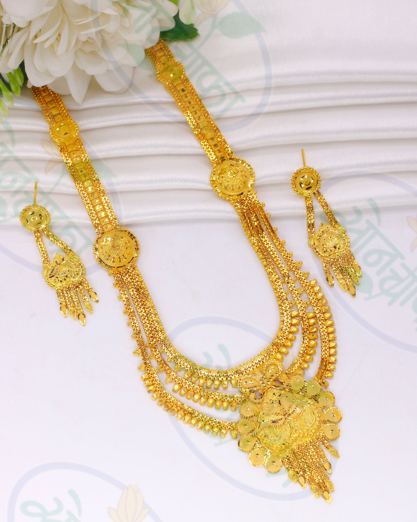 GRACEFUL GOLDED NECKLACE