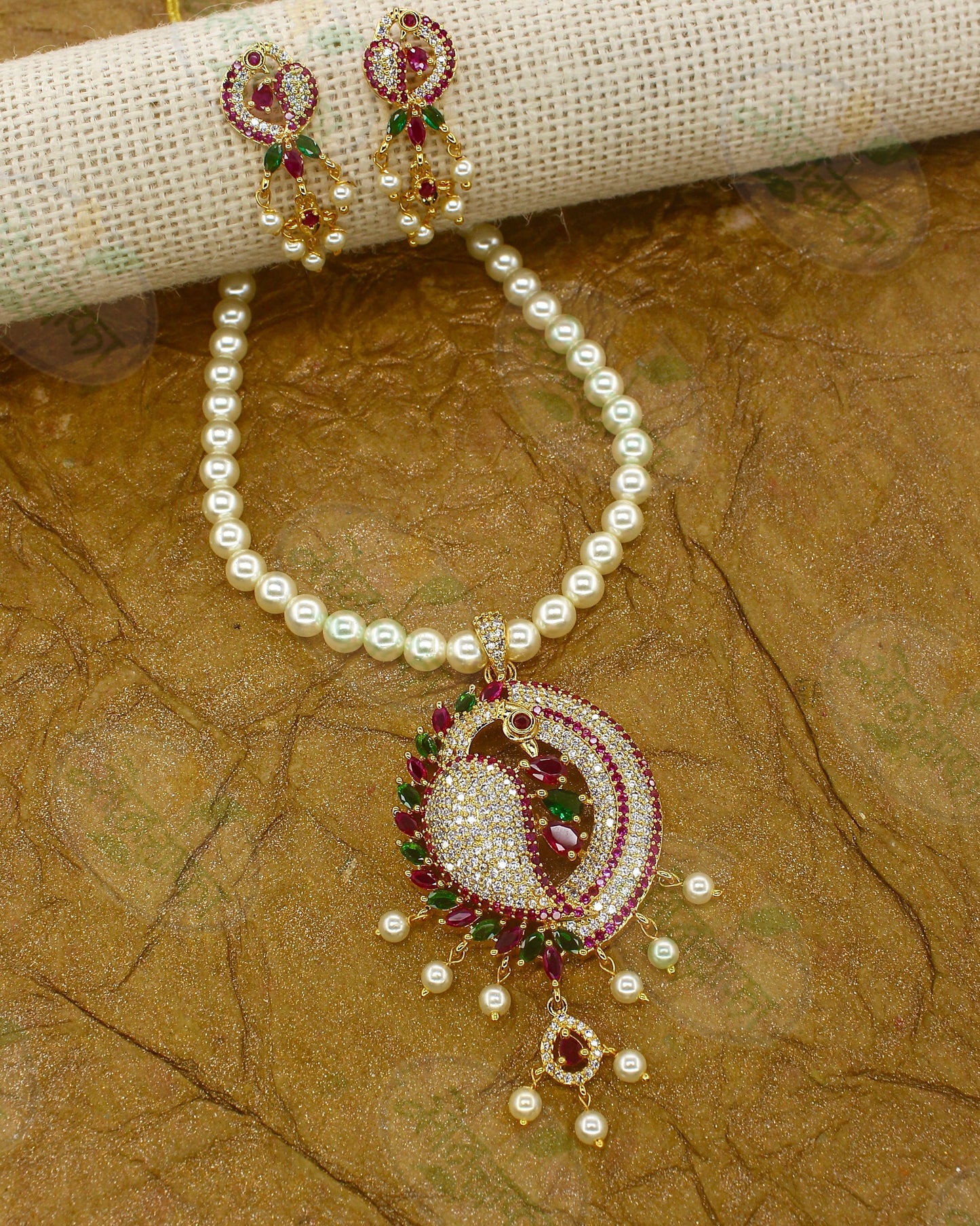 GRACEFUL DESIGNER NECKLACE