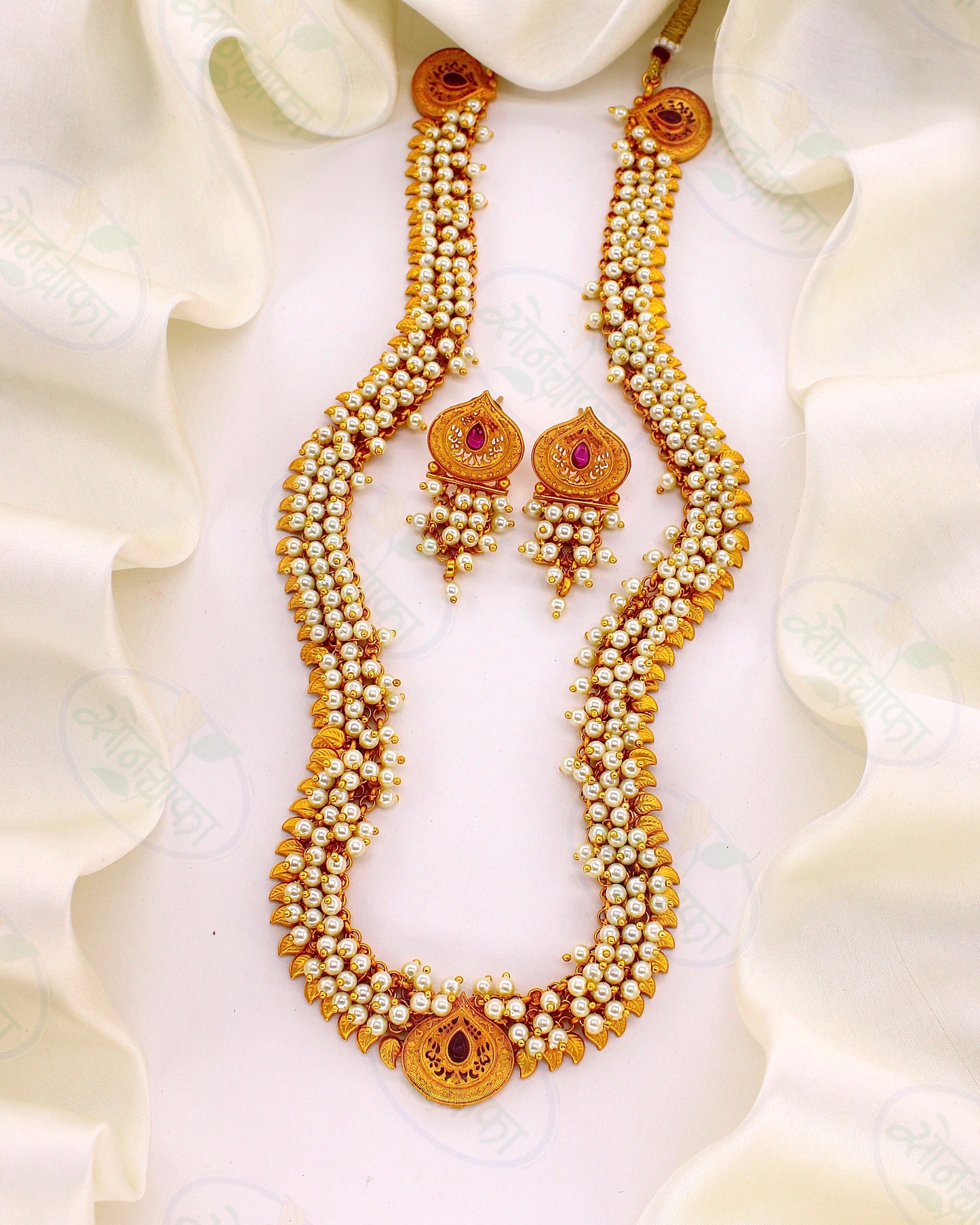 ELEGANT LEAFLET PEARL NECKLACE