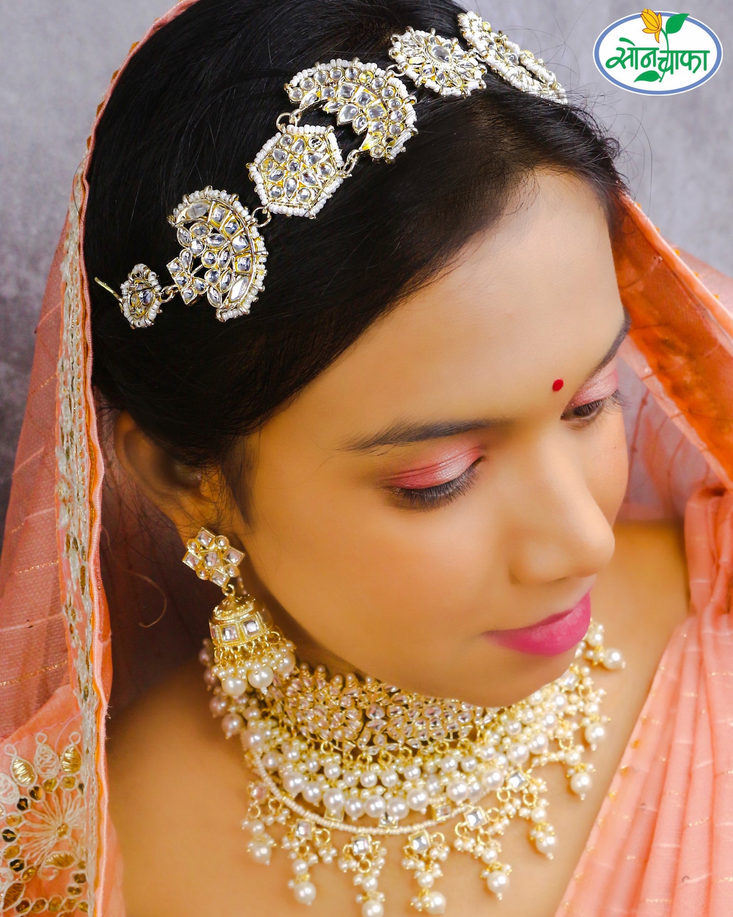SHIMMERING DAINTY PEARL BINDI