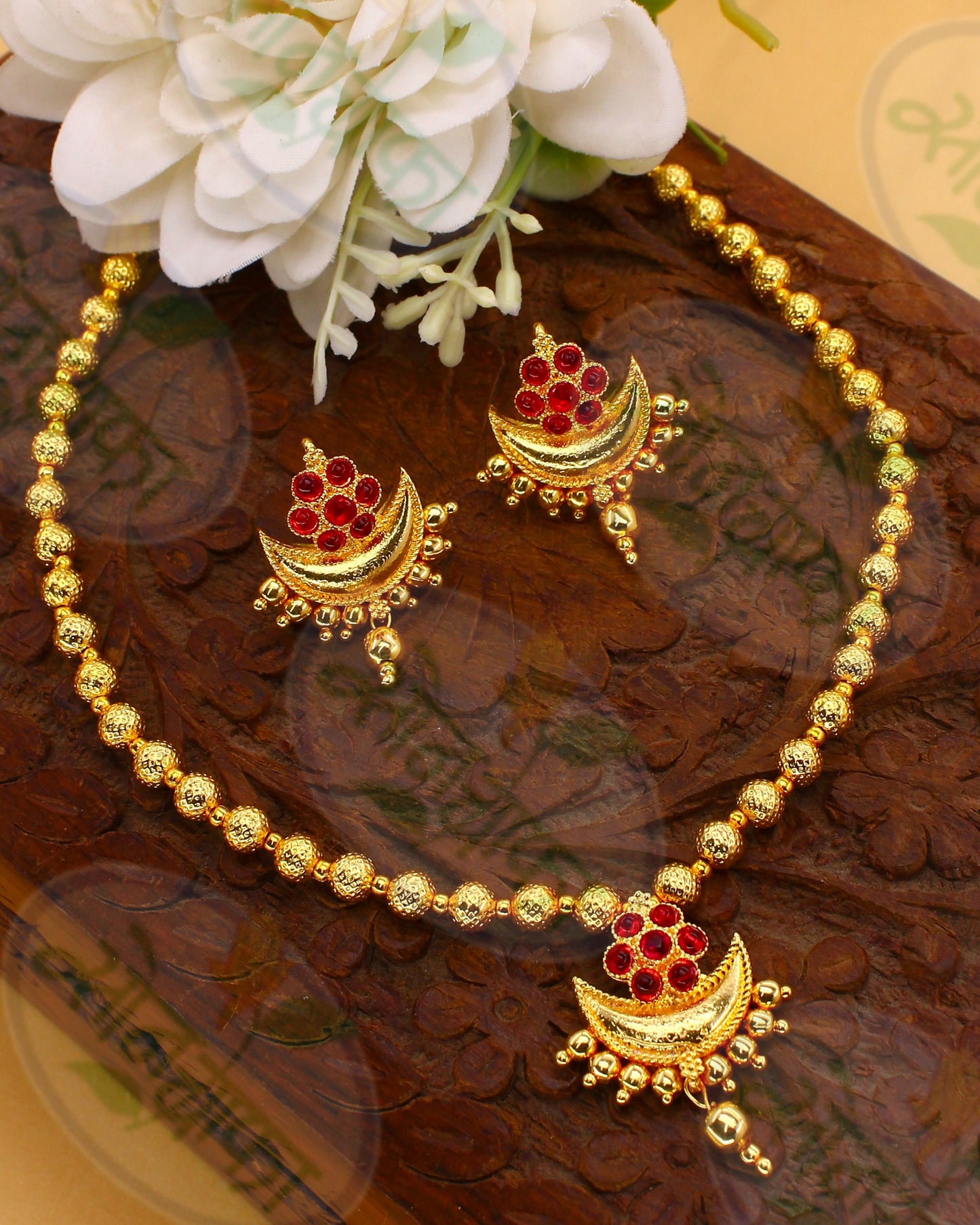 FLORET WITH CHANDRACOR NECKLACE