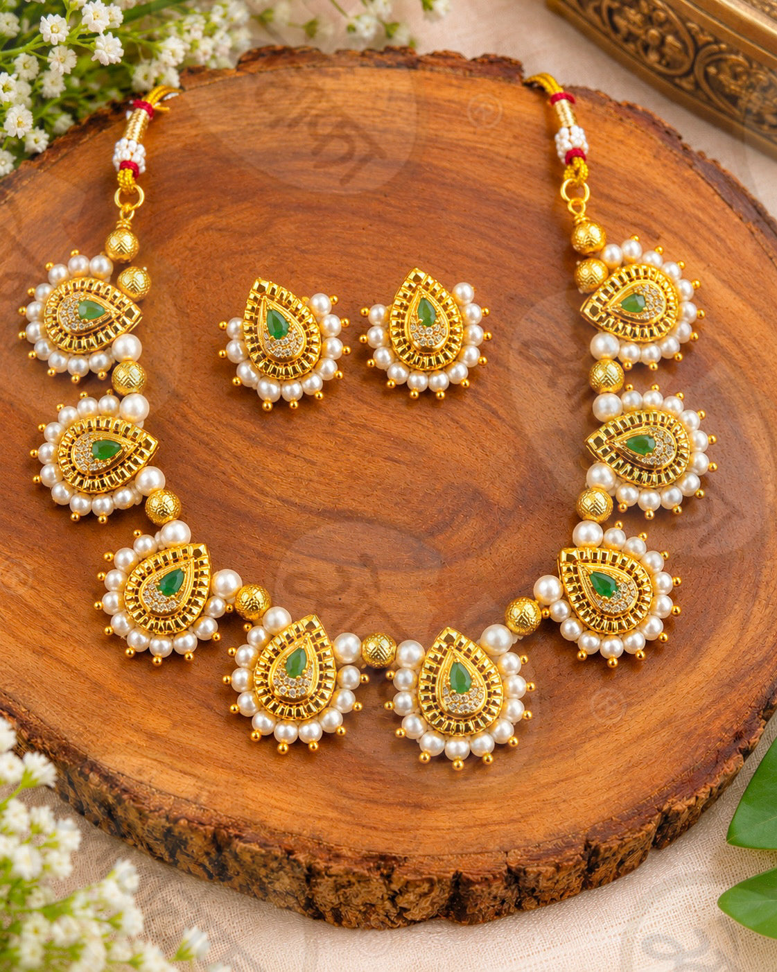 STRIKING MOTI NECKLACE