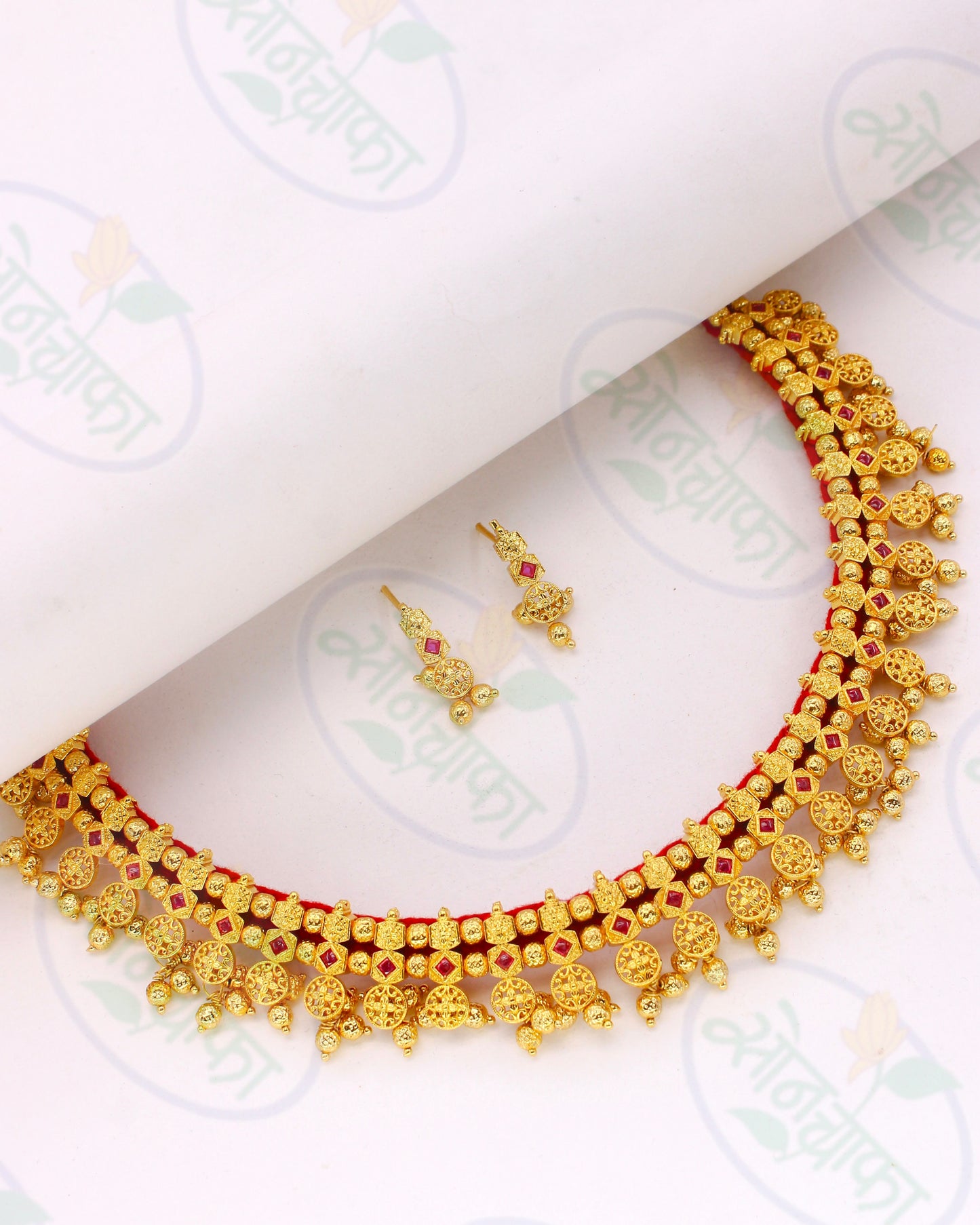 CHARMING GOLDEN NECKLACE