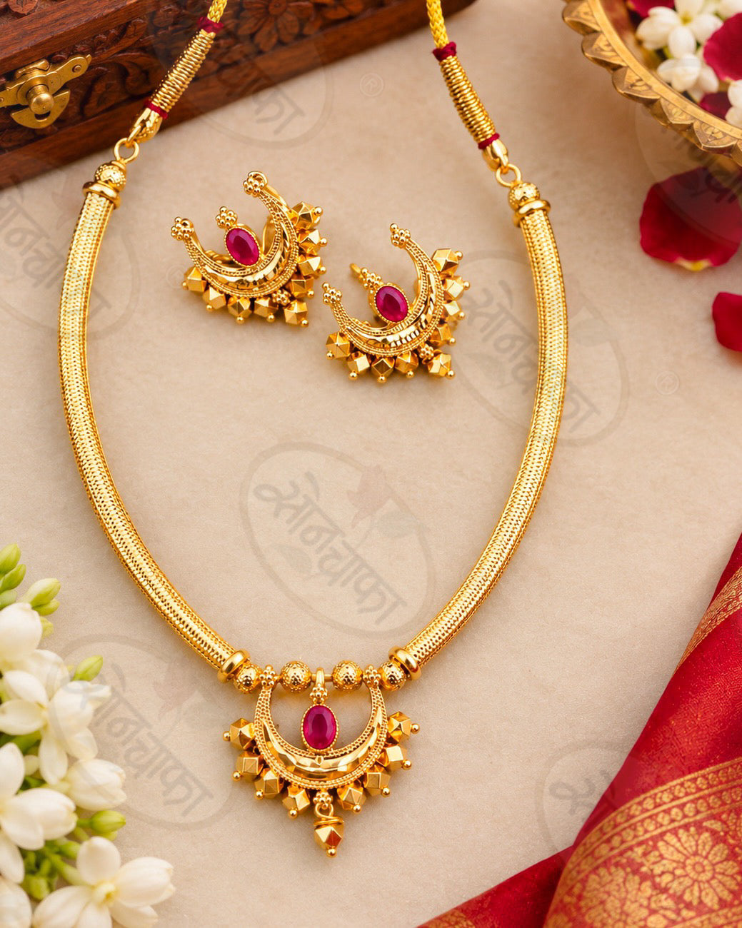 TRADITIONAL NECKLACE