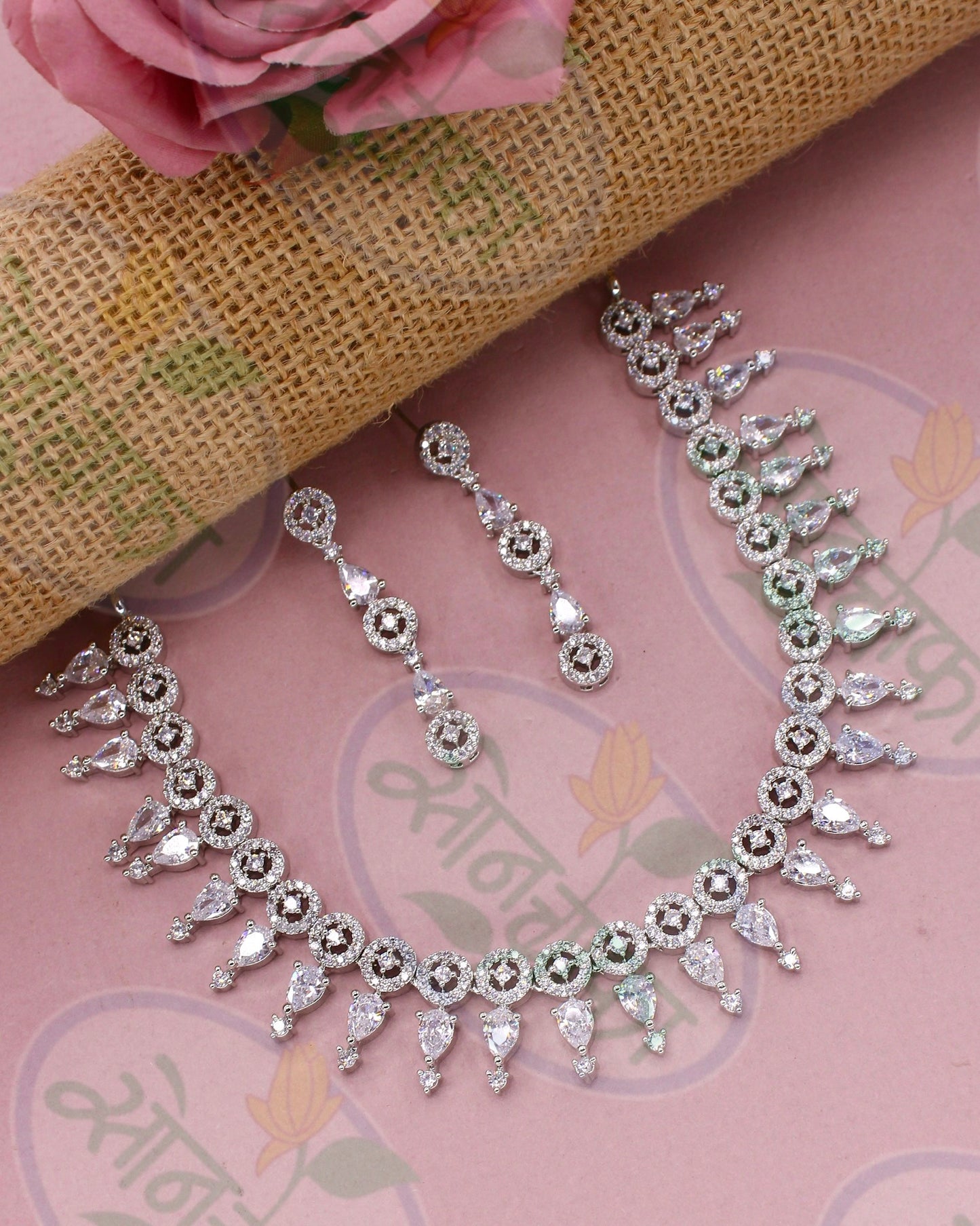 FASHIONABLE DIA NECKLACE