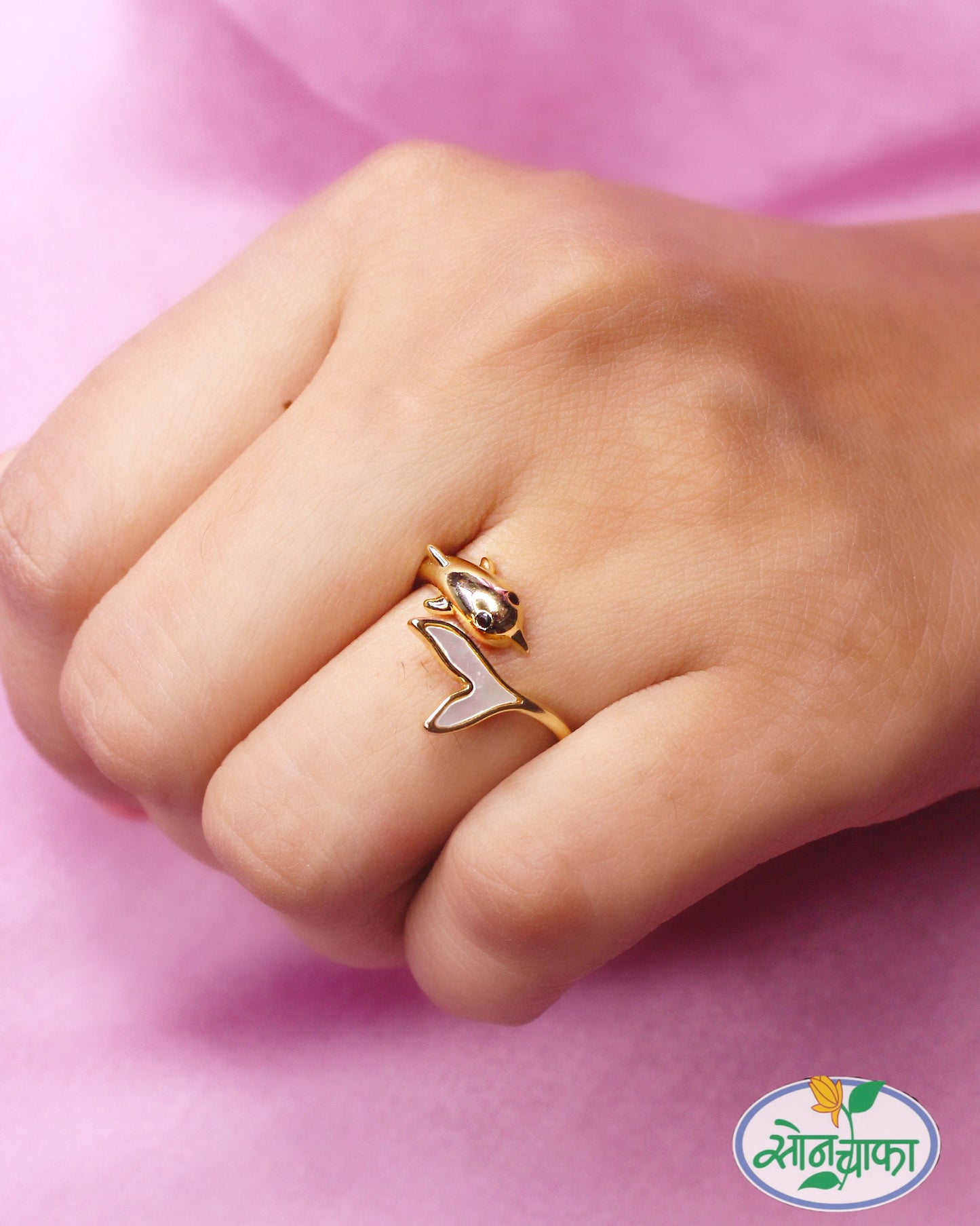 GLIMMERING DIAMOND RING