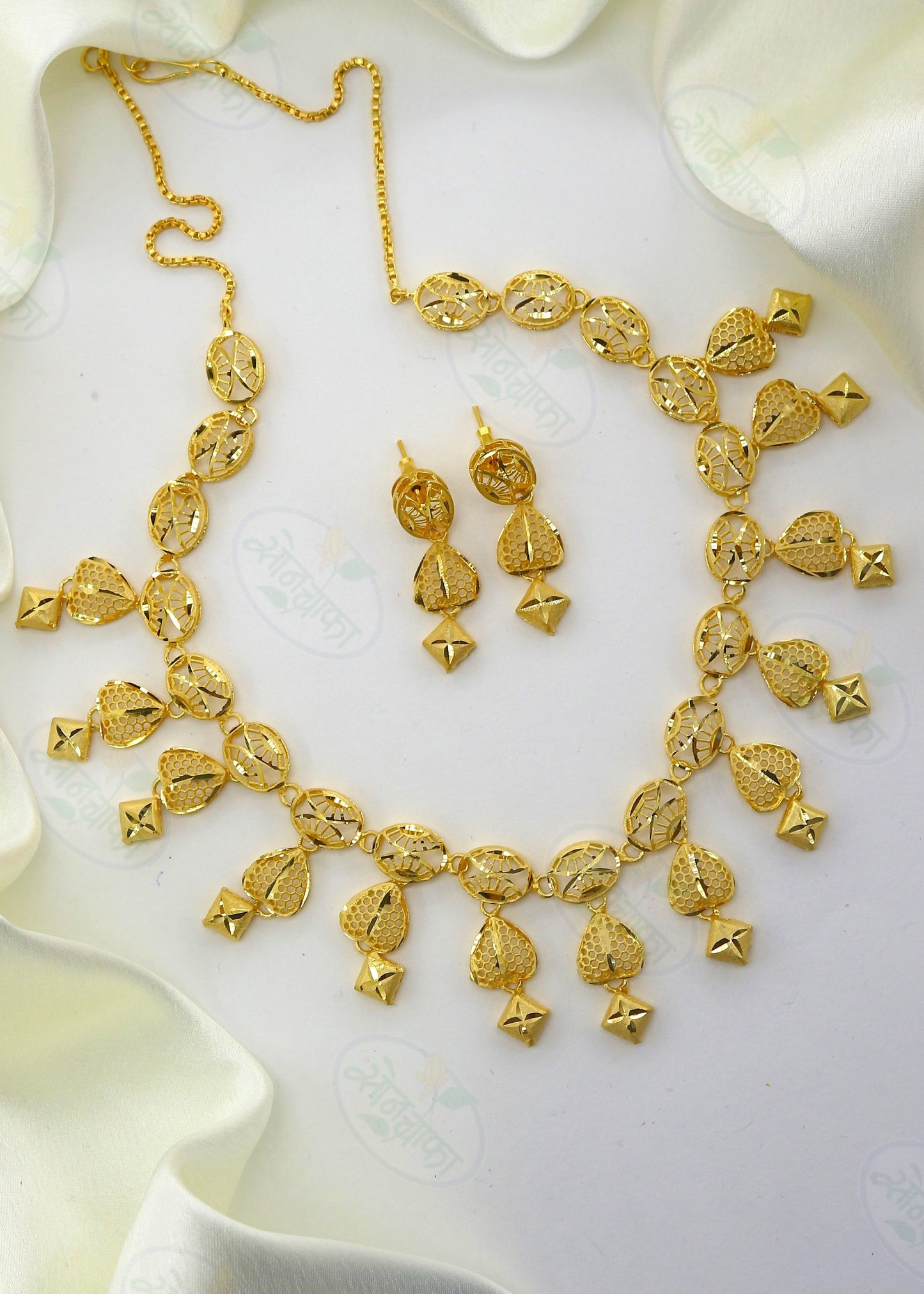 FANCY & UNIQUE GOLD PLATED NECKLACE