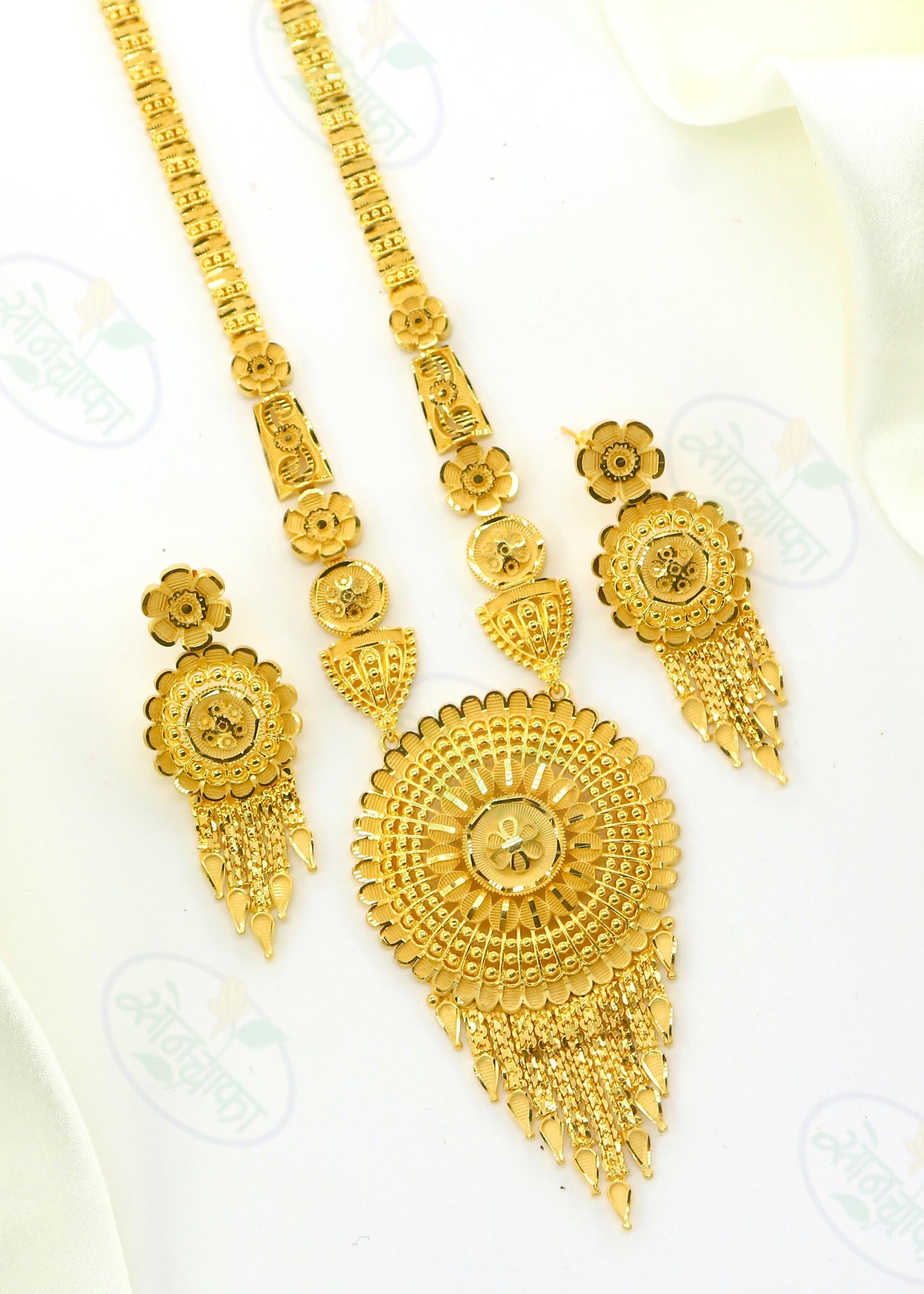 GRACEFUL DESIGNER NECKLACE