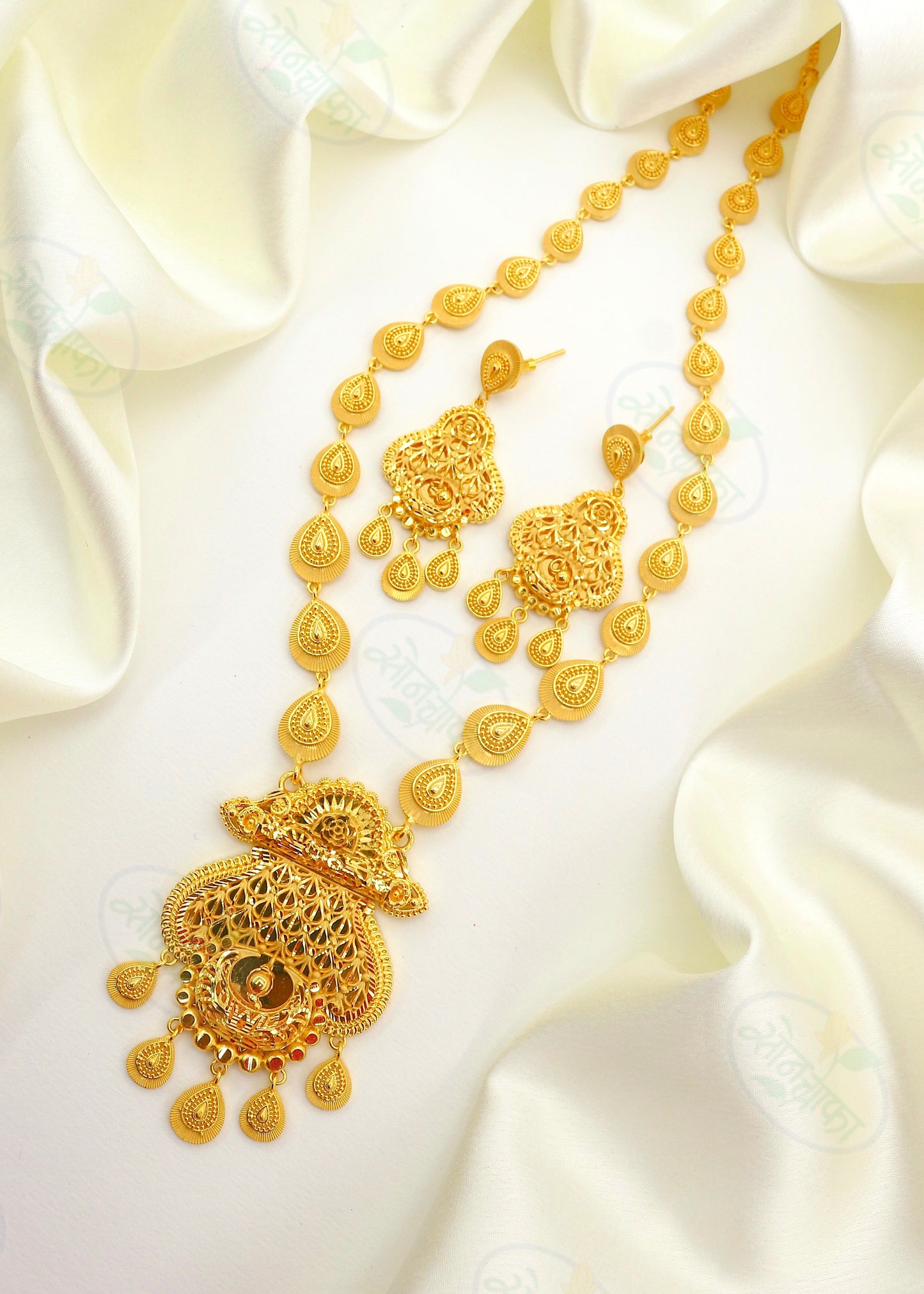 DROPLET STYLE GOLDEN NECKLACE