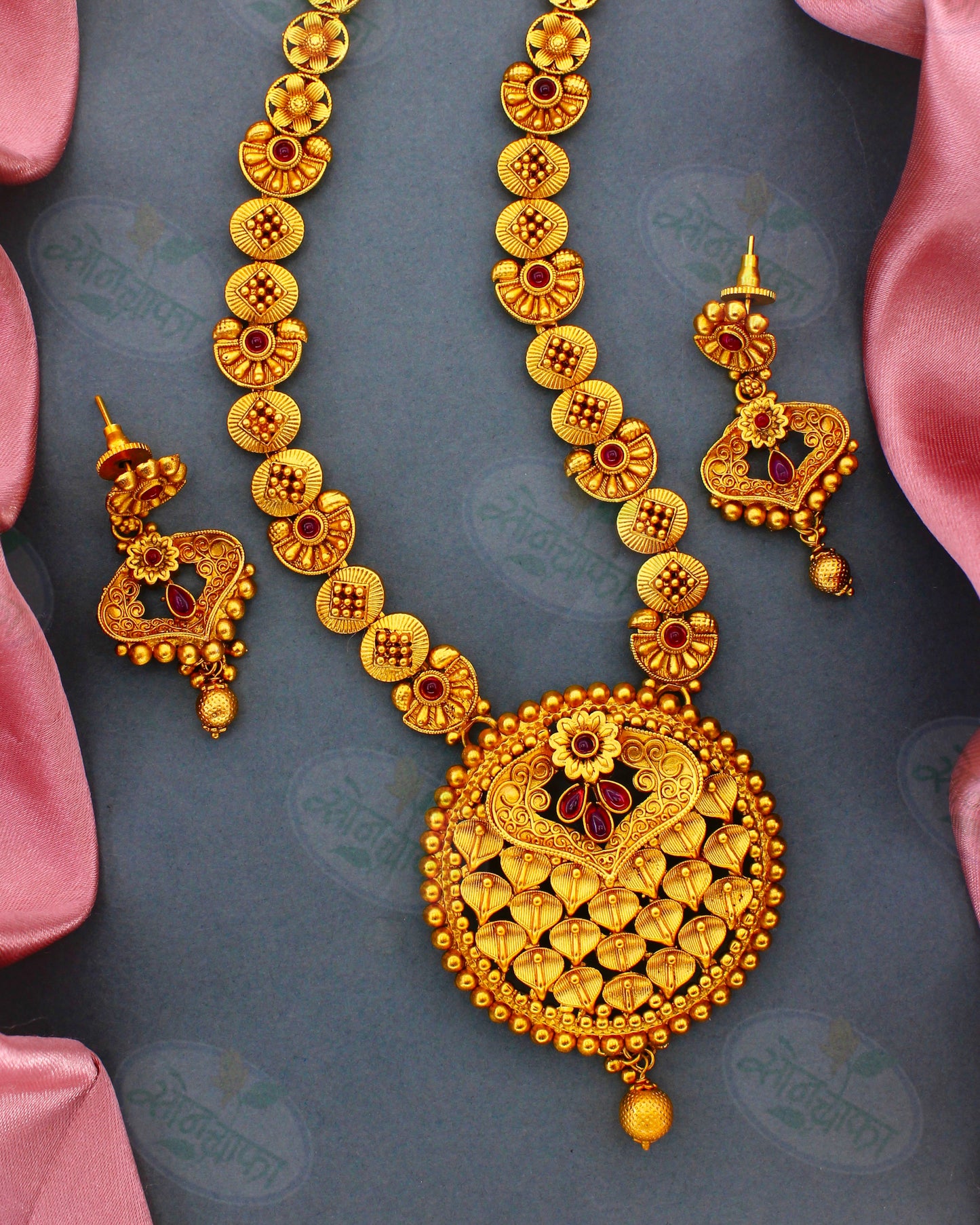UNIQUELY DESIGNED RAJWADI NECKLACE