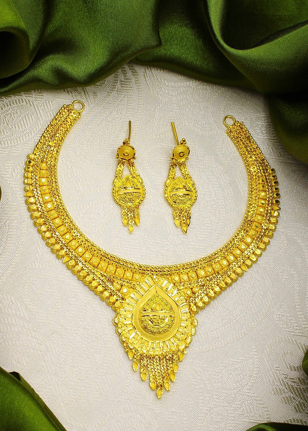RANI HAAR WITH DESIGNER PENDANT