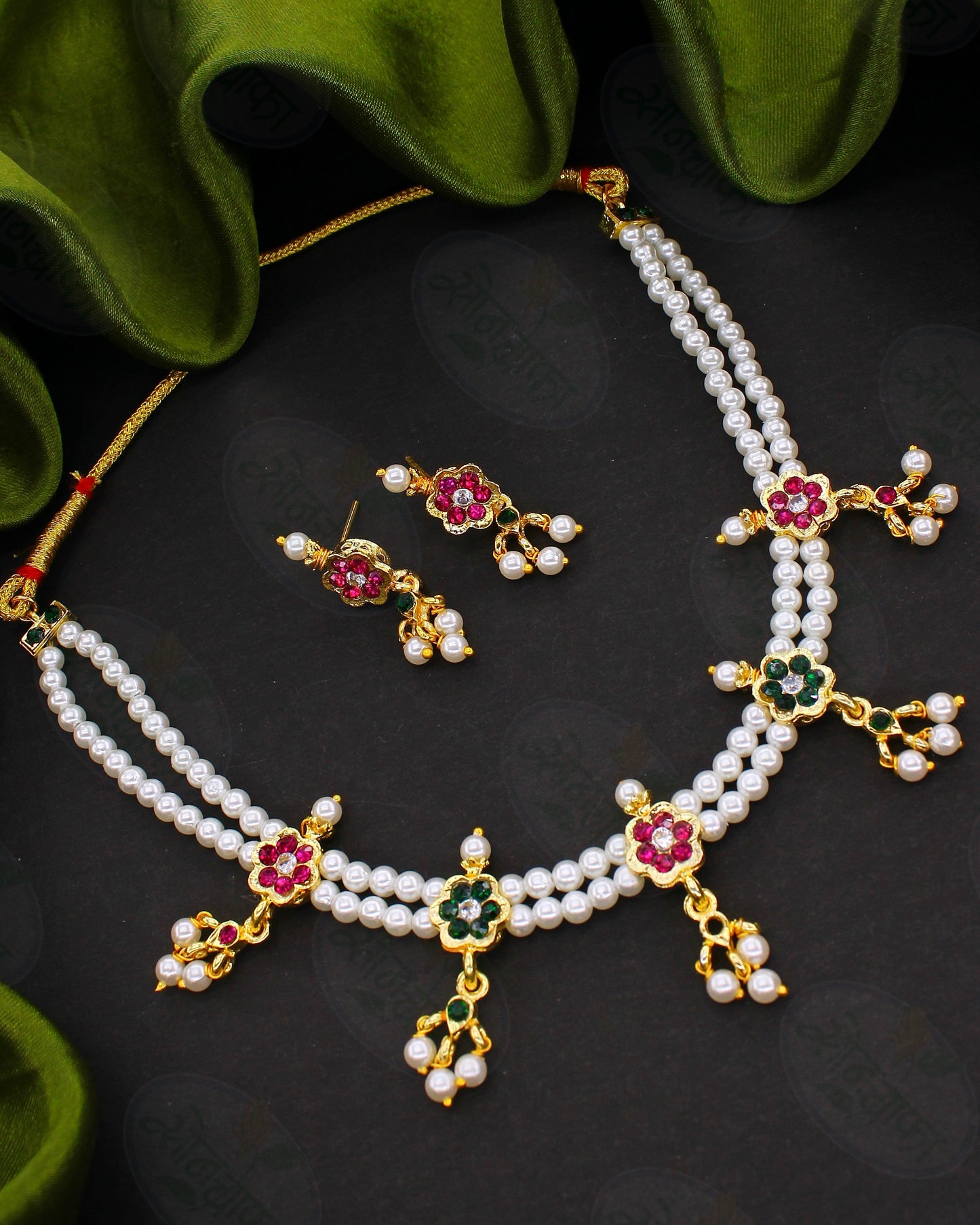 GLINTING FLOWER PEARL NECKLACE