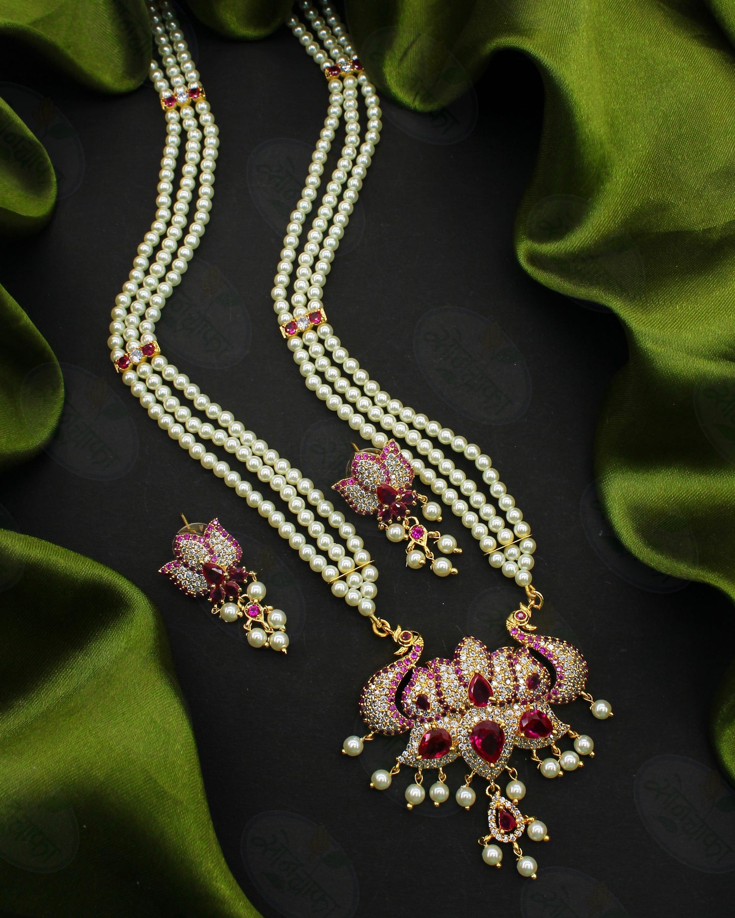 LUXURIOUS PEARL NECKLACE