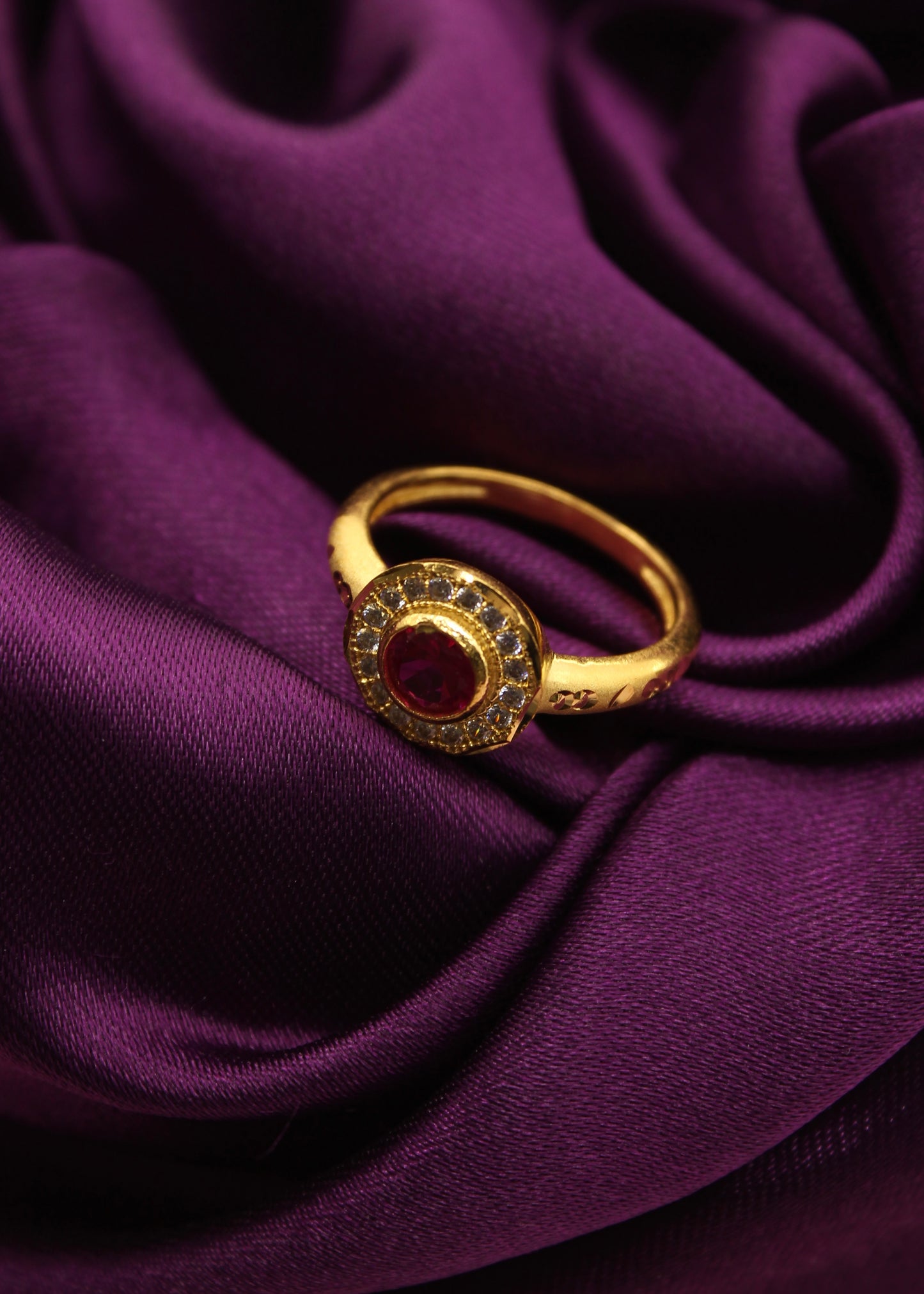 IMPRESSIVE FINGER RING