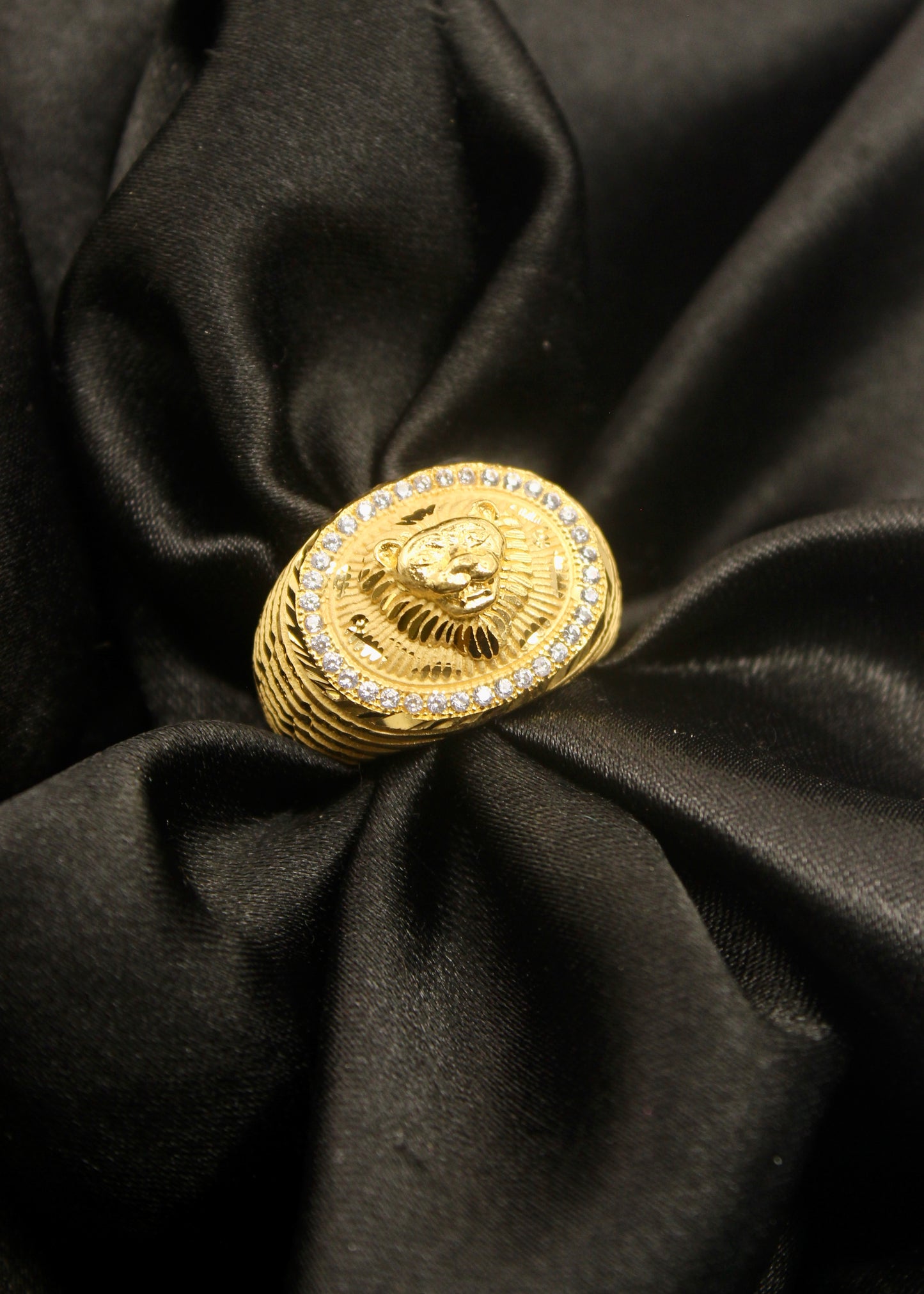 OVAL SHAPE MEN'S GOLDEN RING