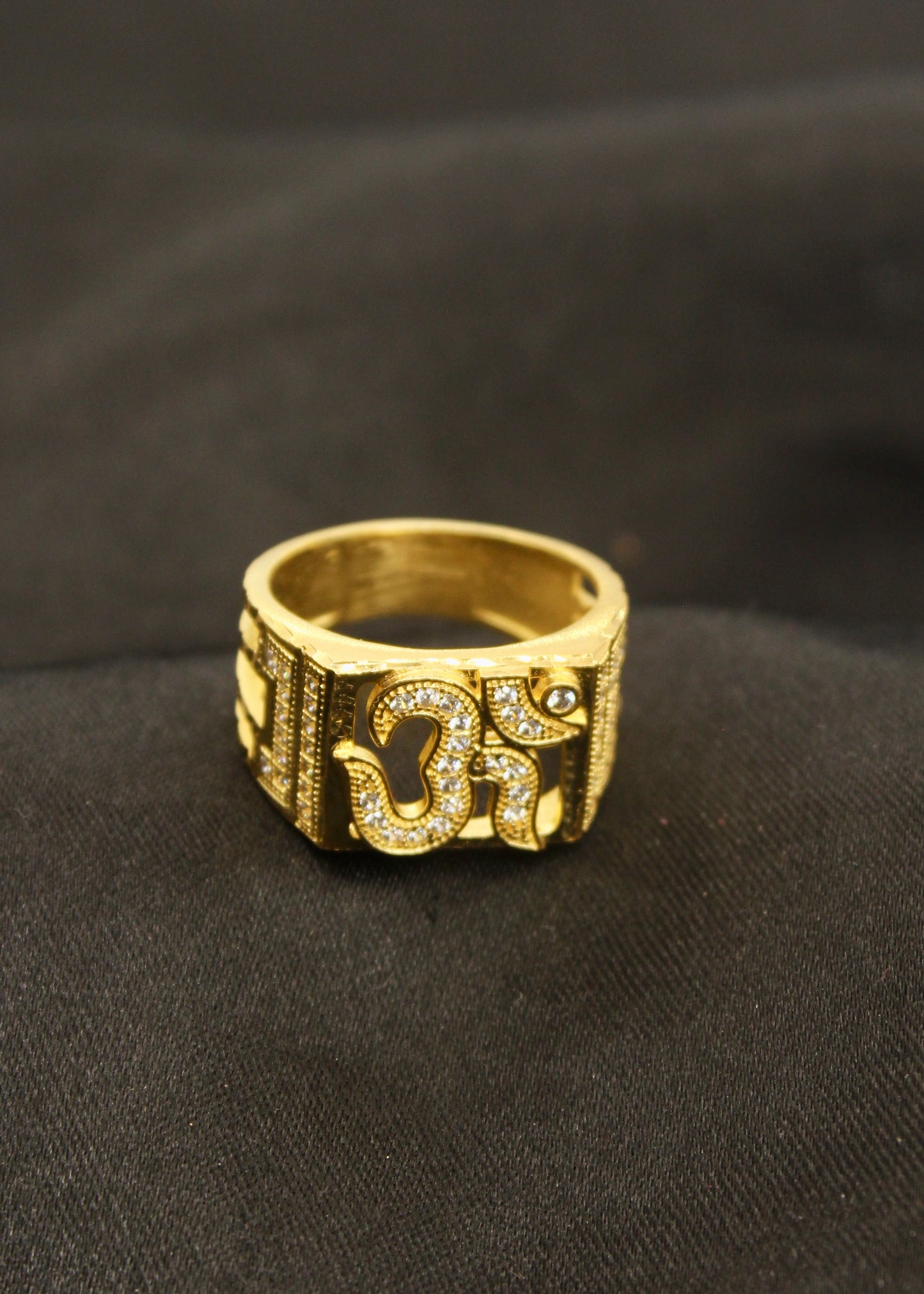 TEXTURED GOLDEN MEN'S RING
