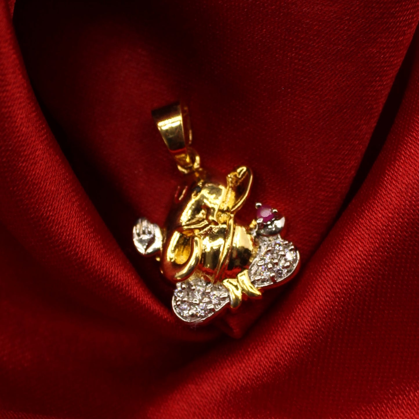 ATTRACTIVE GANESH PENDANT