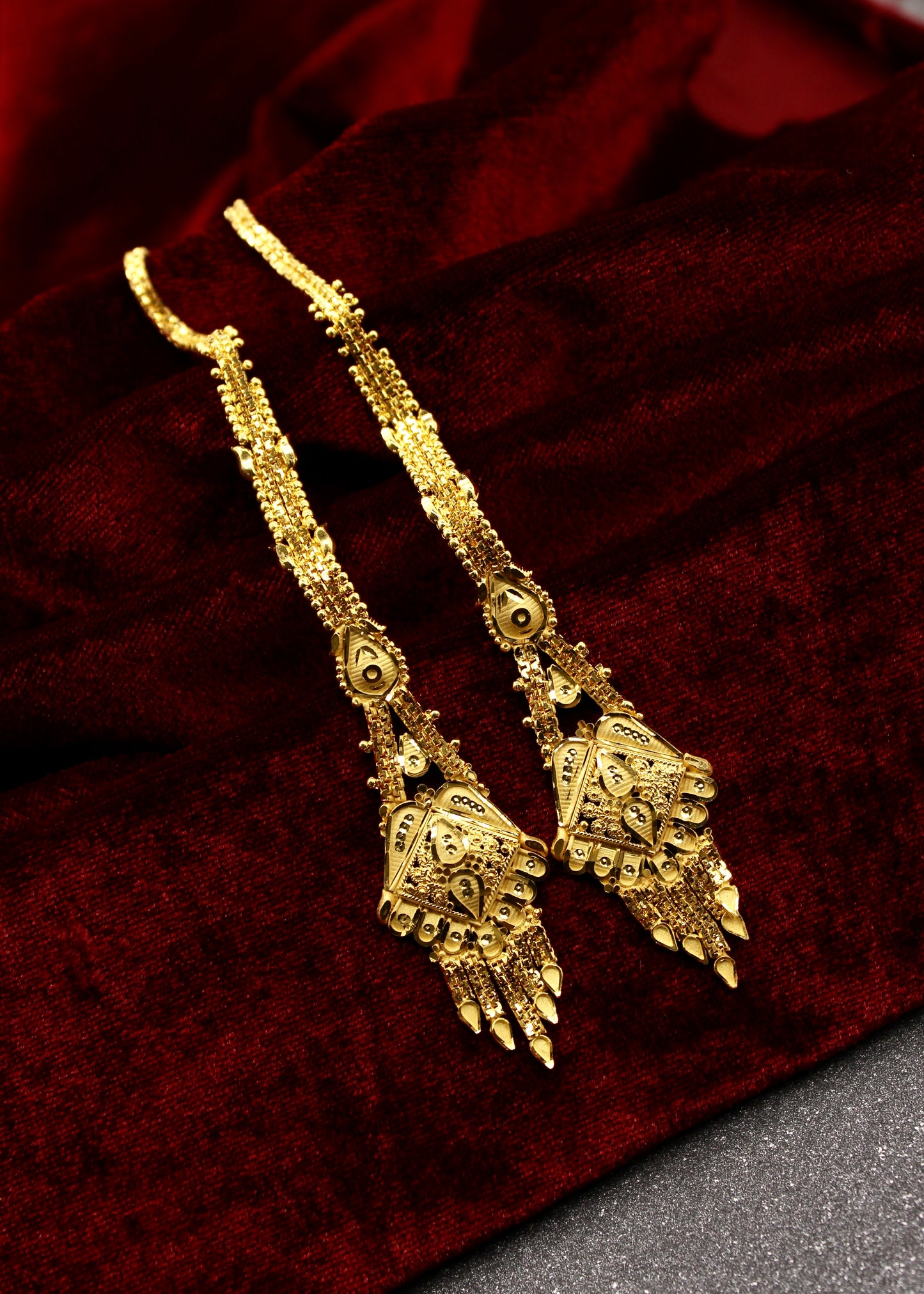BEAUTEOUS GOLDEN EARRINGS WITH KANCHAIN