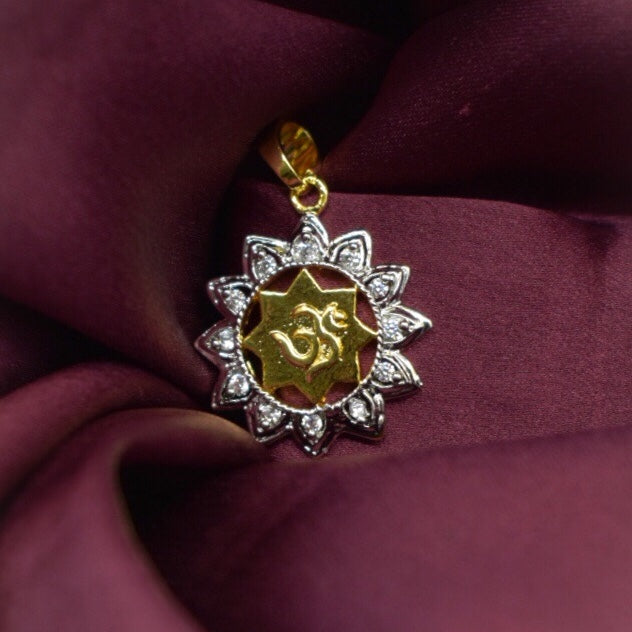 STAR DESIGN DIA PENDANT