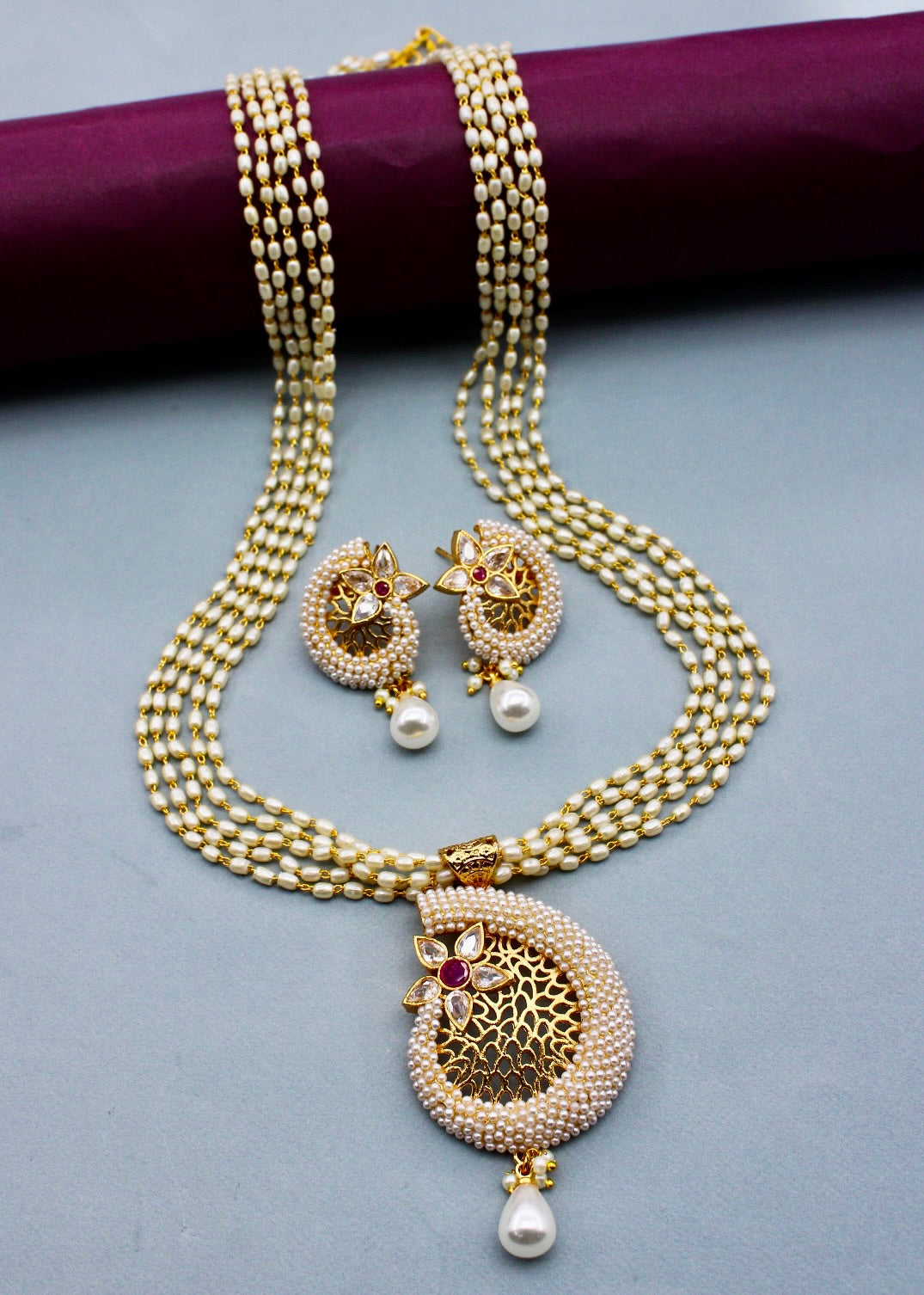 IMPRESSIVE MOTI NECKLACE