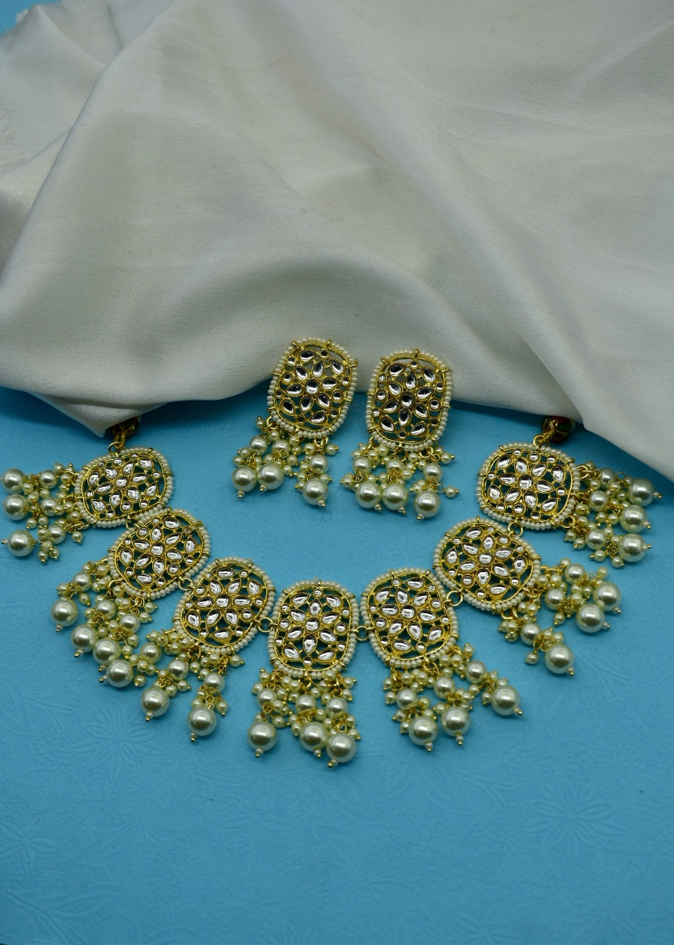 DECOROUS FLORAL NECKLACE