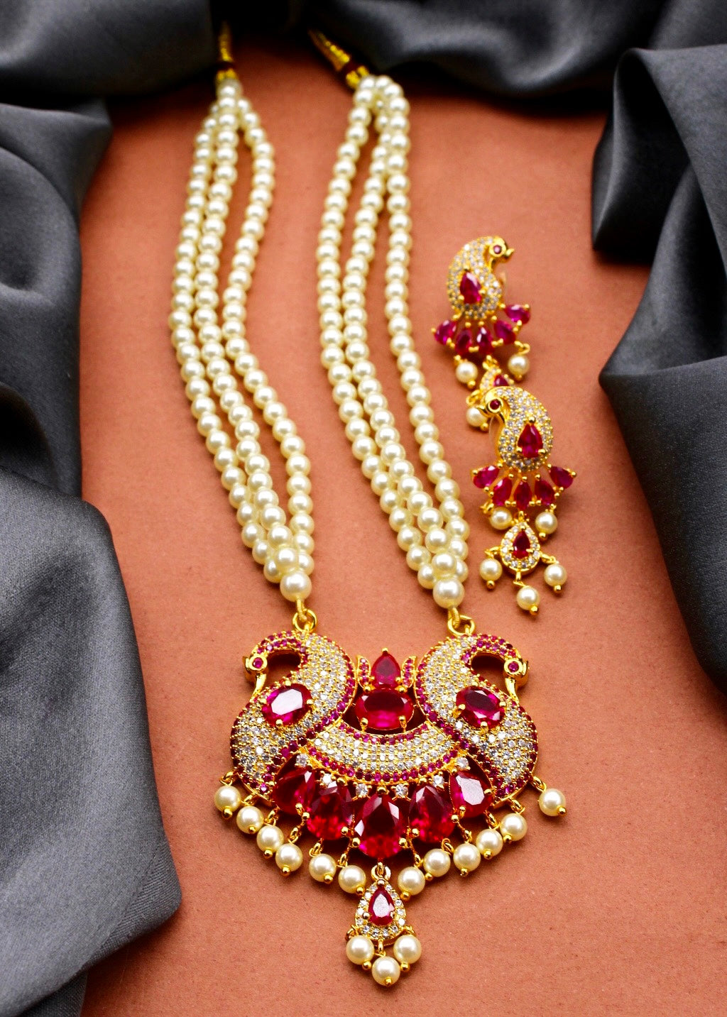FASHIONABLE MOTI NECKLACE