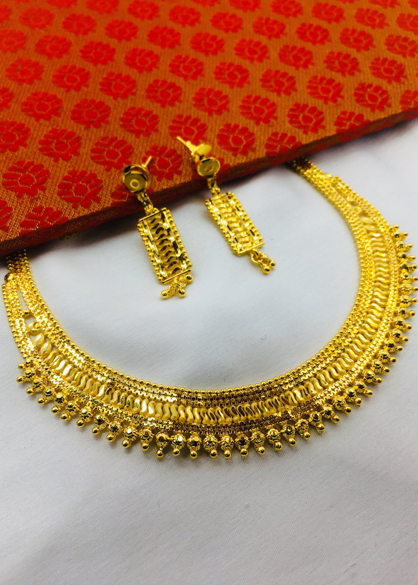 DELICATE DESIGNER NECKLACE