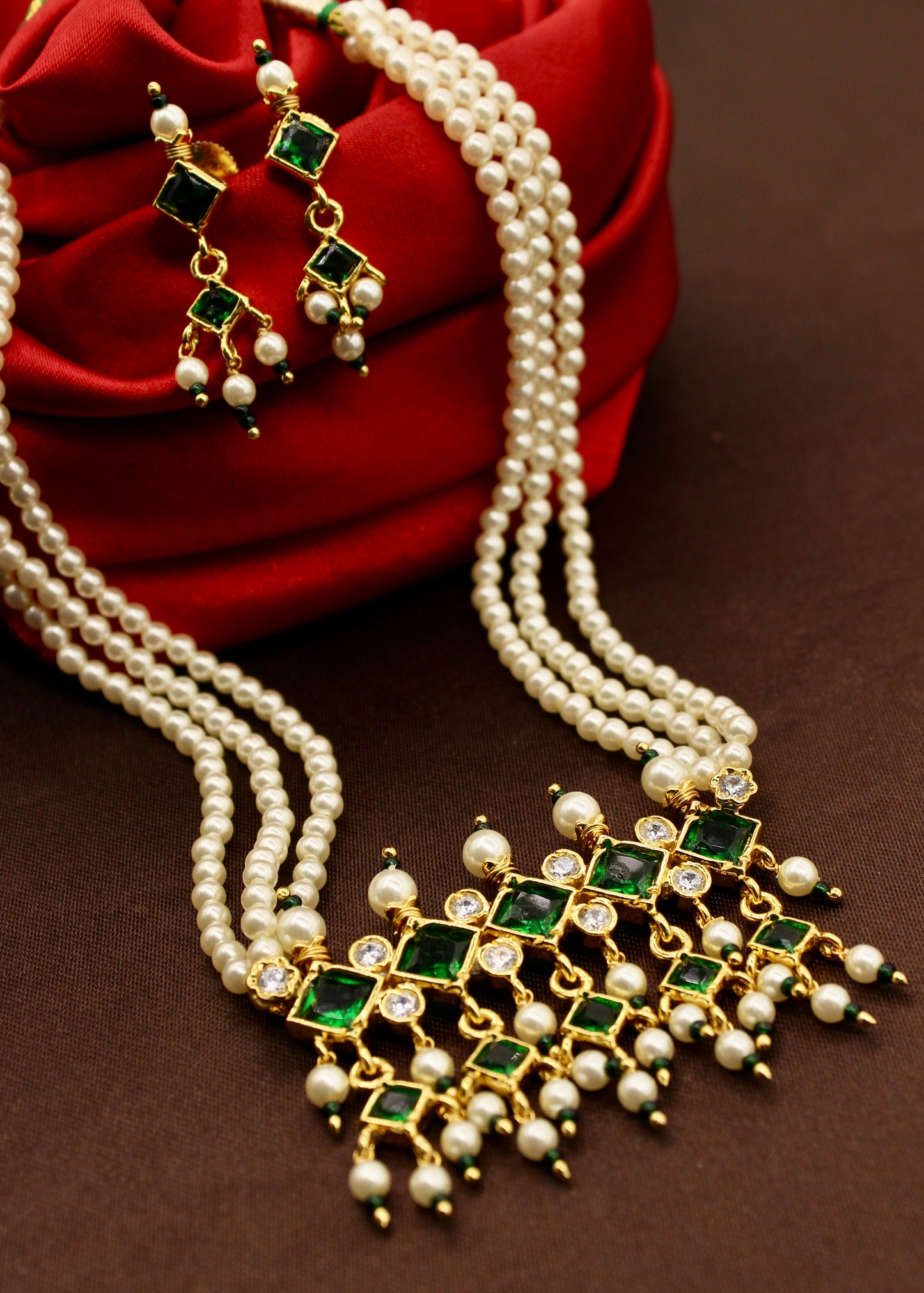 DECOROUS MOTI NECKLACE