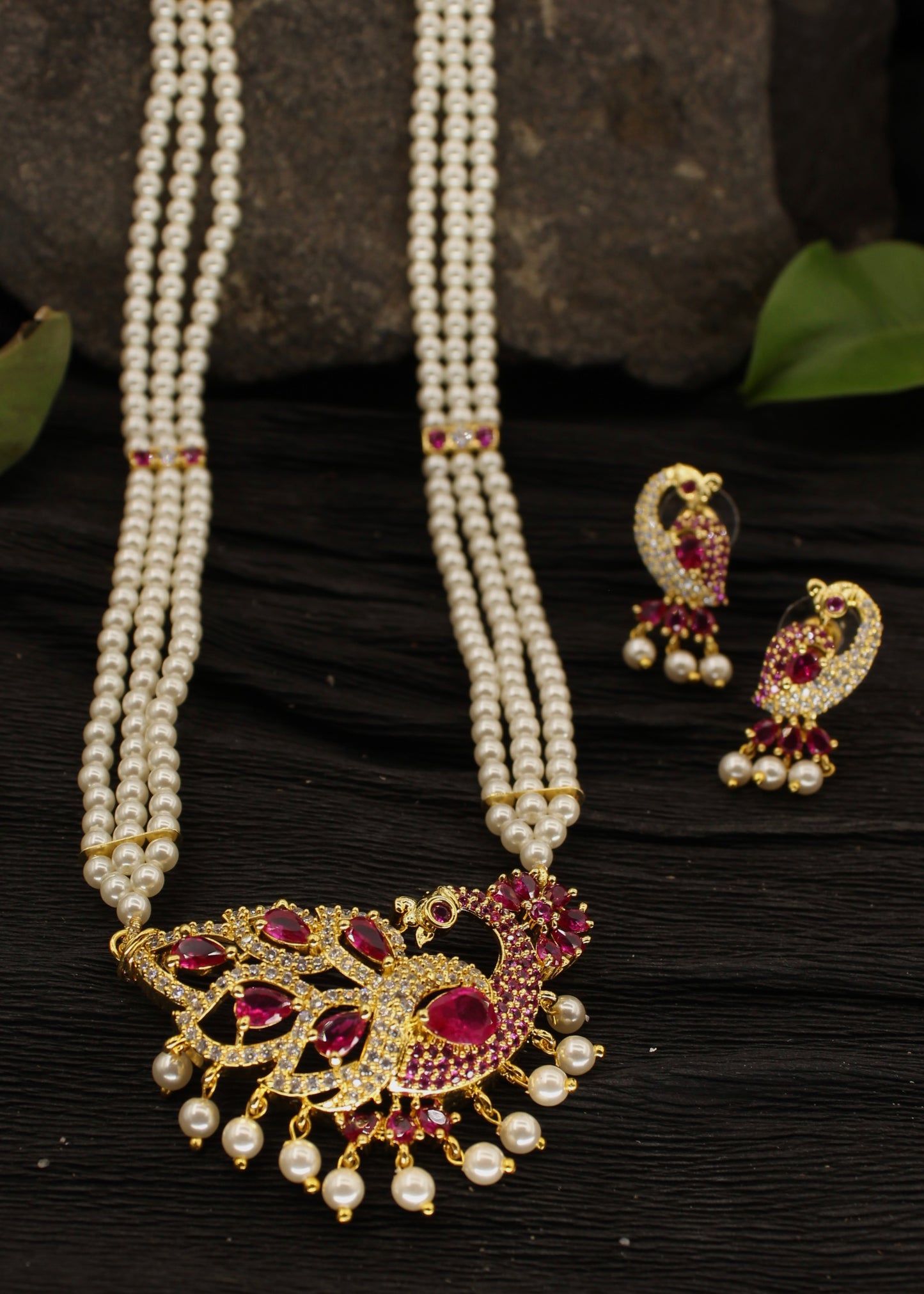 GLEAMING PEACOCK PENDANT NECKLACE