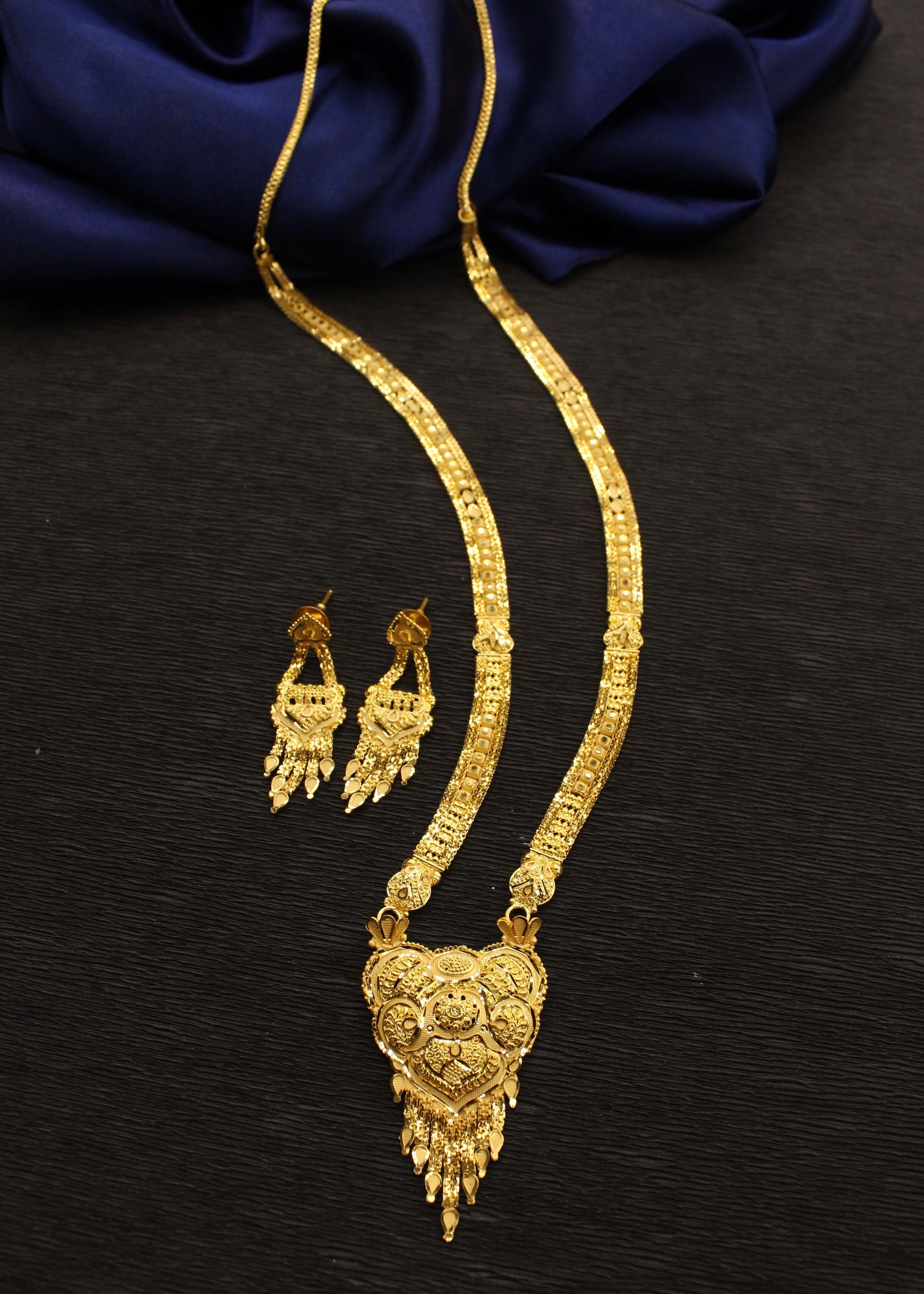 SPLENDID DESIGNER NECKLACE