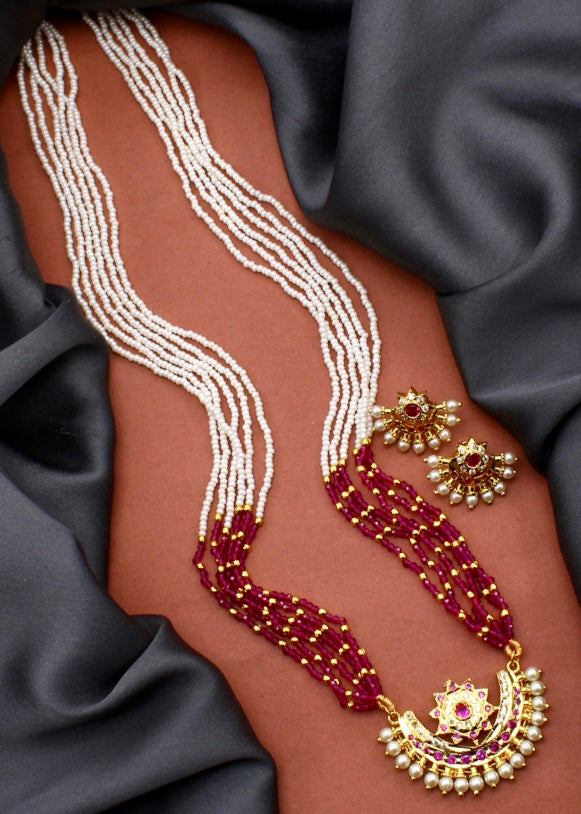 ENTICING MOTI NECKLACE