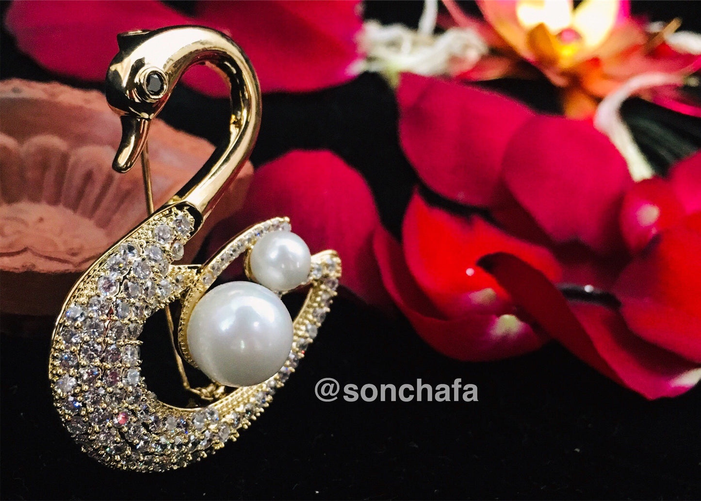 SWAN WITH PEARL SAREEPIN