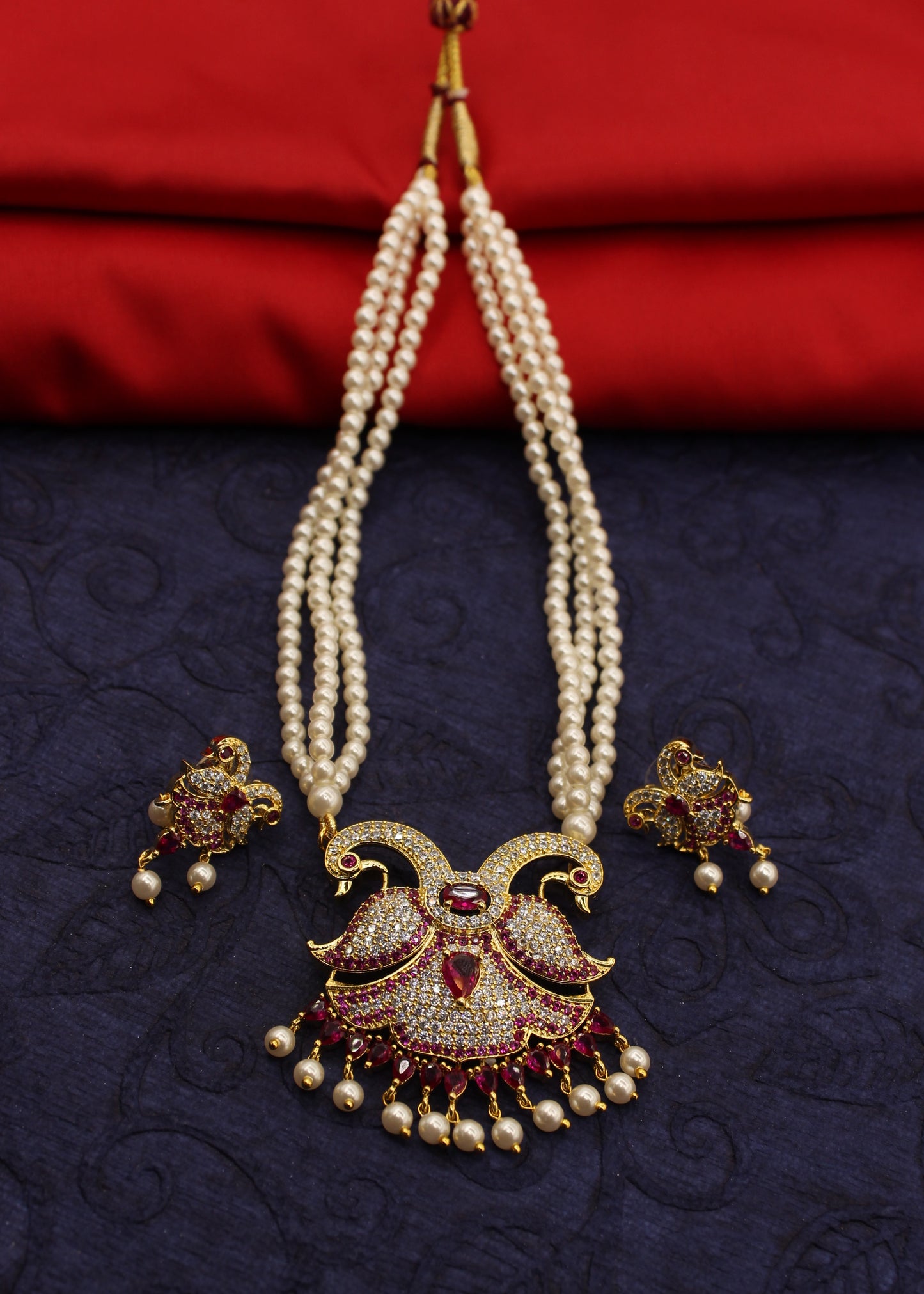 BEWITCHING PEACOCK MOTI NECKLACE