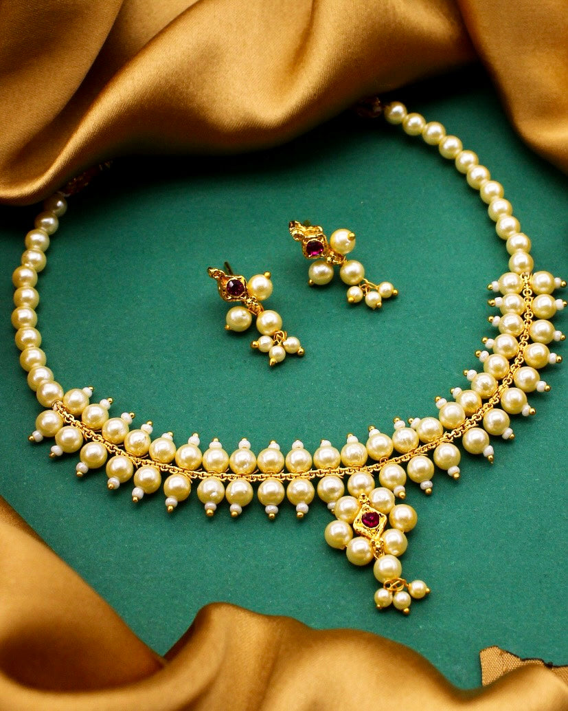 ELEGANT FLORAL NECKLACE