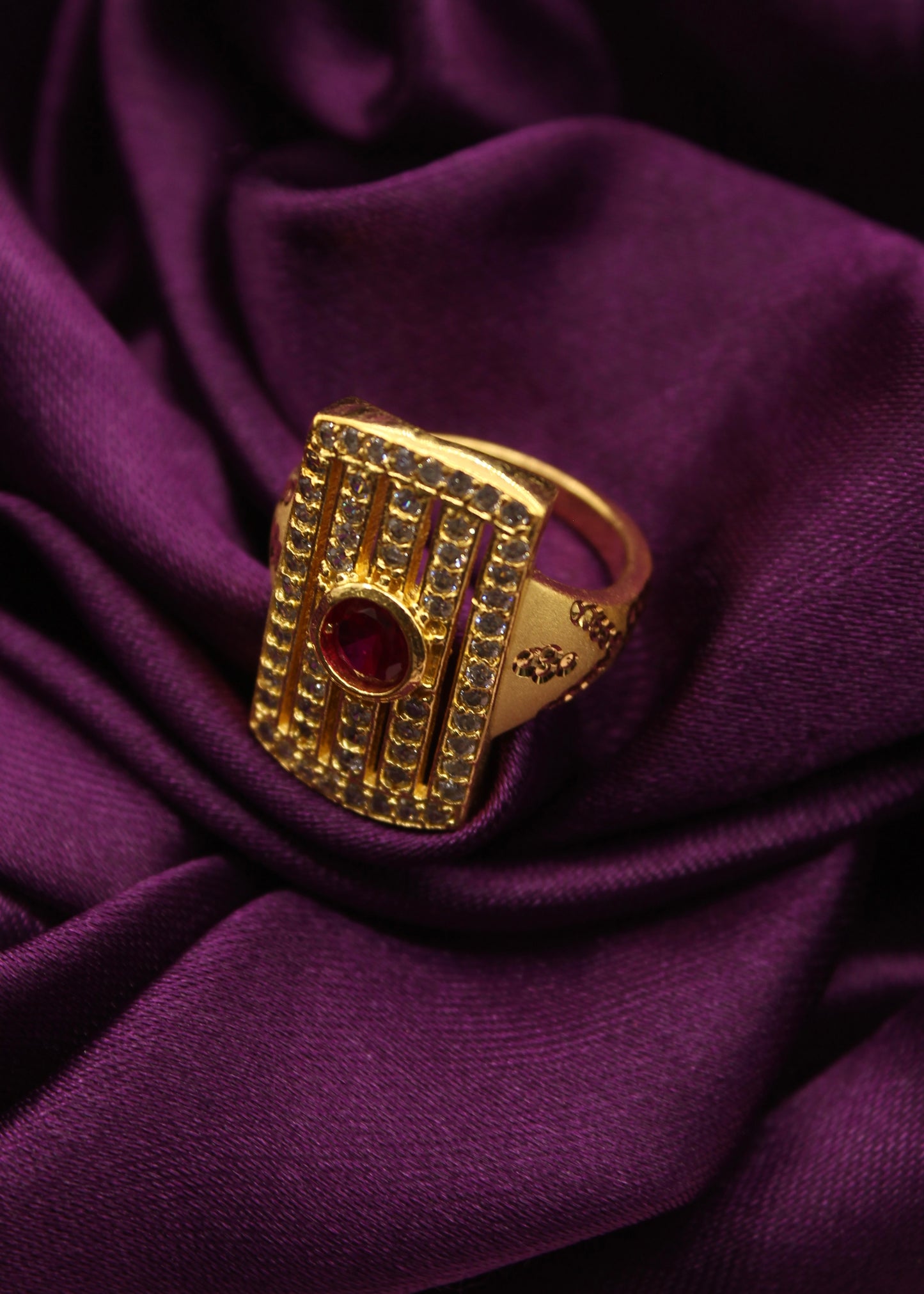 AMAZING GOLD PLATED FINGER RING