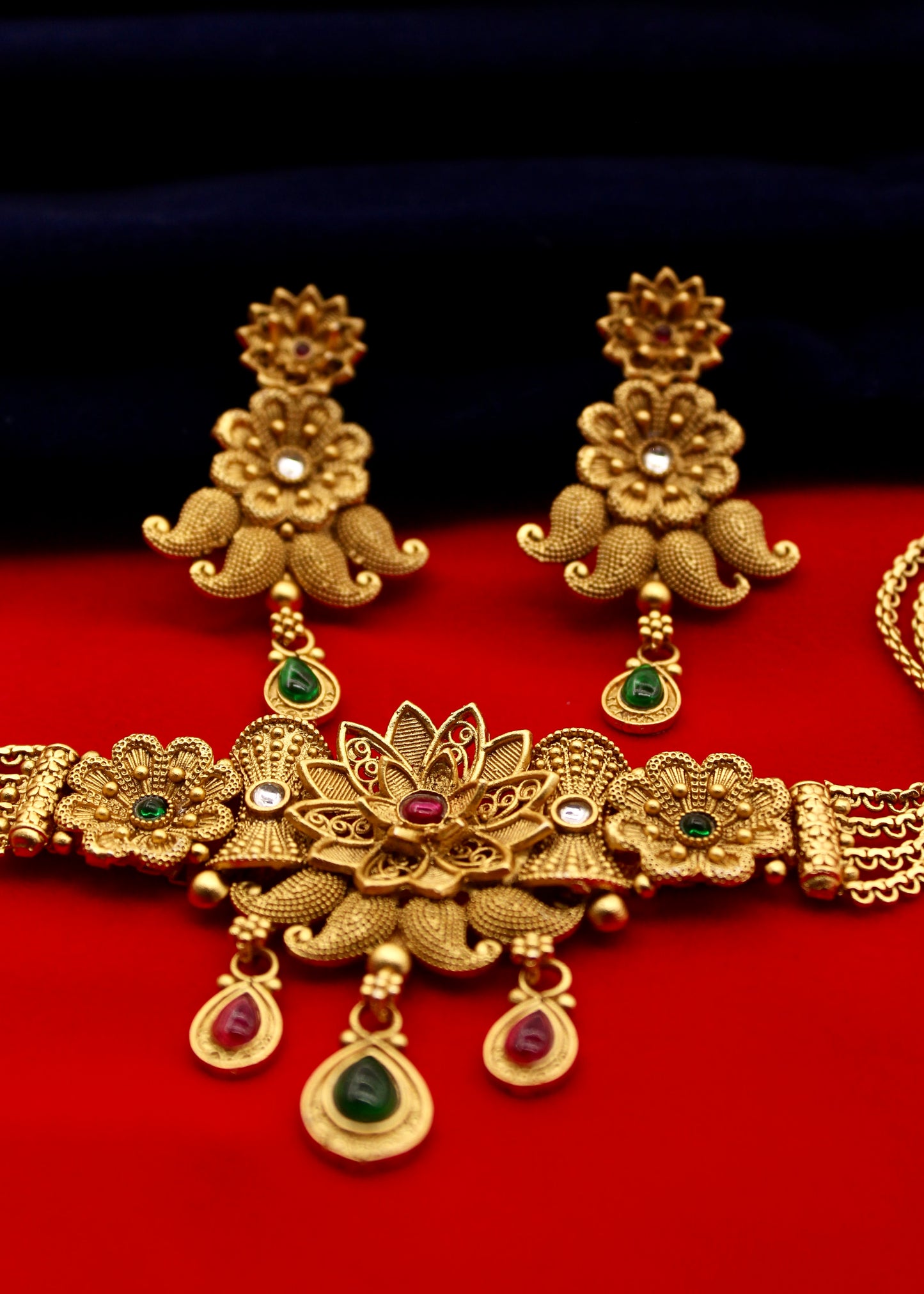 ROYAL FLOWERET CHOKER NECKLACE