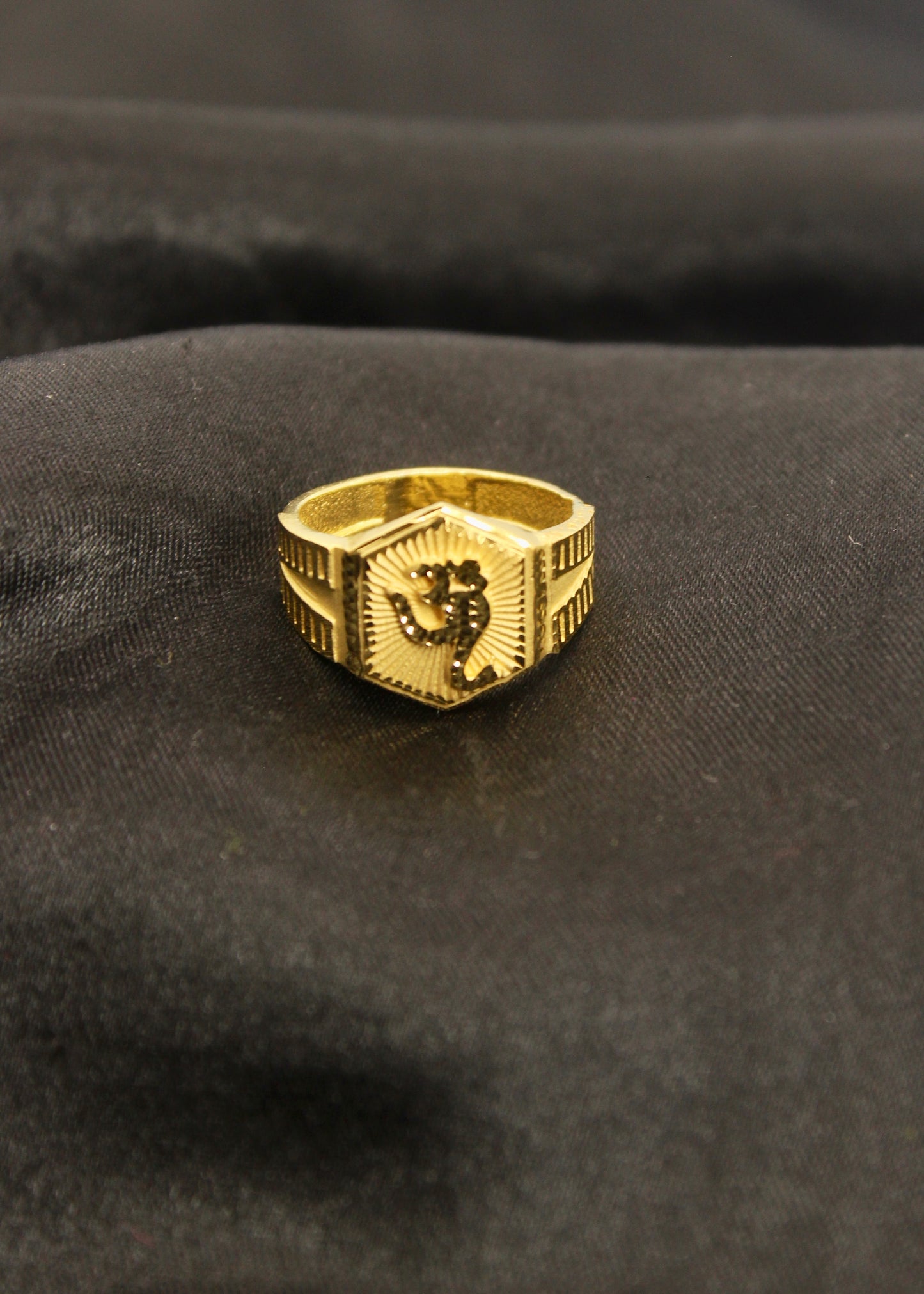 DAZZLING GOLDEN MEN'S RING